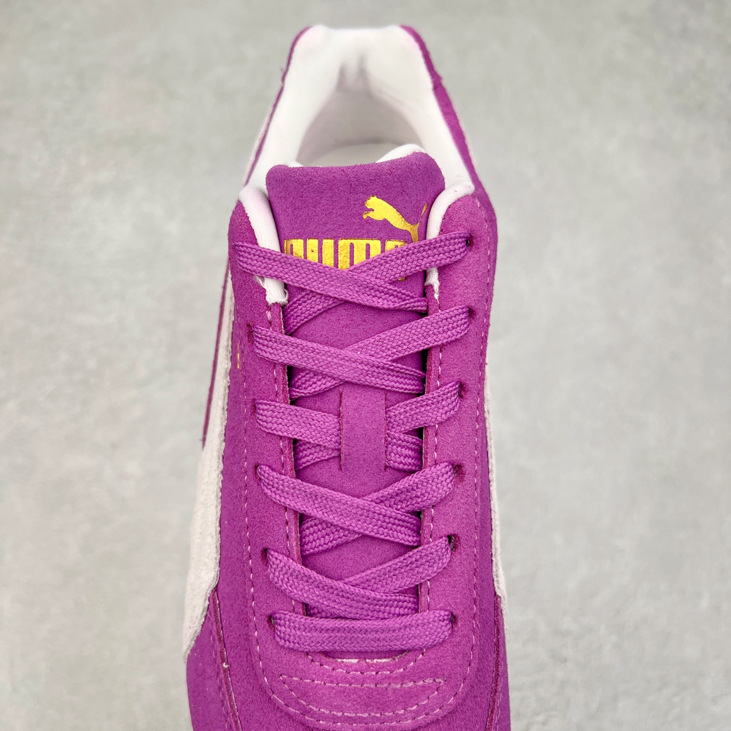 图片[5]-＃TG特价福利 PUMA Speedca OG 彪马极速赛车系列低帮德训风拼接复古百搭休闲运动赛车鞋 鞋款从80、90年代赛车手所穿的防火赛车鞋为原型，鞋身线条模仿了赛车的流线廓形，体现了空气动力学原理的结构。简约流畅的外观，恰好又和贯穿其中的Formstrip Logo融合恰到好处，视觉上细节丰富且协调。本次Speedcat OG鞋款归来，最大看点自然式保留了窄版鞋型以及薄底构造。这两年各品牌鞋底越做越厚，Speedcat反其道而行之，上脚几乎无鞋底的效果带来耳目一新的视觉体验。鞋面依旧是以质感细腻的麂皮材质打造，并且大面积近乎全包裹的使用，复古味道也愈发浓烈。配色上更是将最原始的黑色和红色带回，向F1赛车队的标志性队服致敬。相信让各位一眼种草的更多是出挑的大红色，上脚即可瞬间点亮整体造型，在以球鞋为核心的OOTD中脱颖而出。而另一款黑色则是低调的万金油，彰显新潮个性的同时又不喧宾夺主，也是热爱简约系穿搭朋友的首选。 尺码：35.5 36 37 37.5 38 38.5 39 40 40.5 41 42 42.5 43 44 44.5 45-选品中心