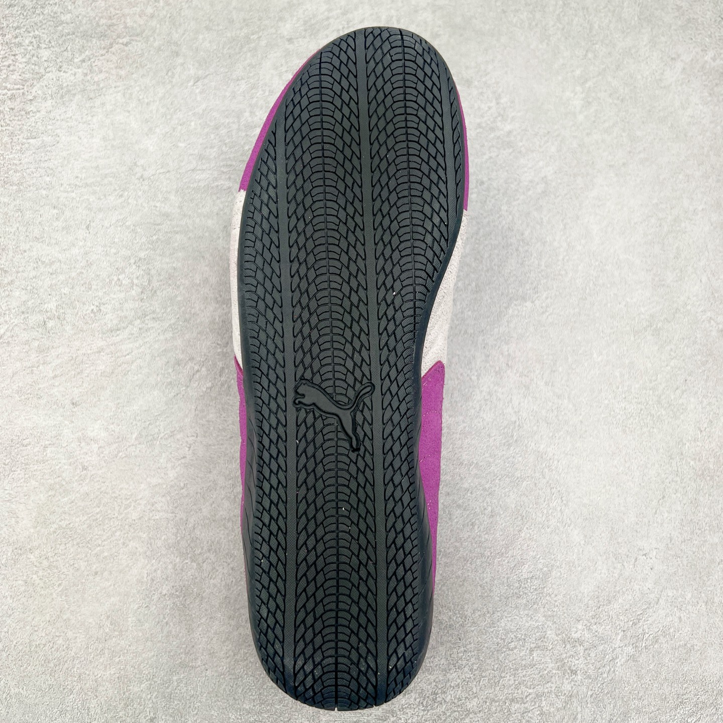 图片[9]-＃TG特价福利 PUMA Speedca OG 彪马极速赛车系列低帮德训风拼接复古百搭休闲运动赛车鞋 鞋款从80、90年代赛车手所穿的防火赛车鞋为原型，鞋身线条模仿了赛车的流线廓形，体现了空气动力学原理的结构。简约流畅的外观，恰好又和贯穿其中的Formstrip Logo融合恰到好处，视觉上细节丰富且协调。本次Speedcat OG鞋款归来，最大看点自然式保留了窄版鞋型以及薄底构造。这两年各品牌鞋底越做越厚，Speedcat反其道而行之，上脚几乎无鞋底的效果带来耳目一新的视觉体验。鞋面依旧是以质感细腻的麂皮材质打造，并且大面积近乎全包裹的使用，复古味道也愈发浓烈。配色上更是将最原始的黑色和红色带回，向F1赛车队的标志性队服致敬。相信让各位一眼种草的更多是出挑的大红色，上脚即可瞬间点亮整体造型，在以球鞋为核心的OOTD中脱颖而出。而另一款黑色则是低调的万金油，彰显新潮个性的同时又不喧宾夺主，也是热爱简约系穿搭朋友的首选。 尺码：35.5 36 37 37.5 38 38.5 39 40 40.5 41 42 42.5 43 44 44.5 45-选品中心