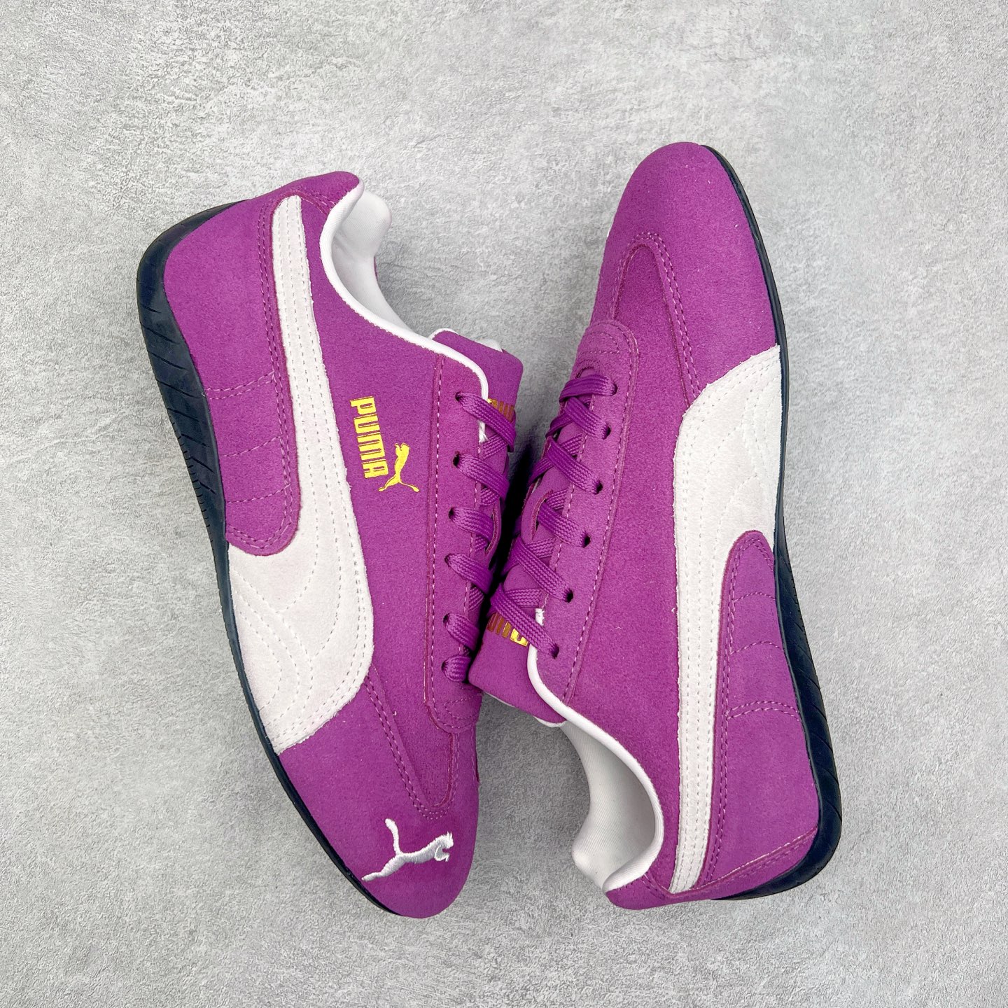 图片[3]-＃TG特价福利 PUMA Speedca OG 彪马极速赛车系列低帮德训风拼接复古百搭休闲运动赛车鞋 鞋款从80、90年代赛车手所穿的防火赛车鞋为原型，鞋身线条模仿了赛车的流线廓形，体现了空气动力学原理的结构。简约流畅的外观，恰好又和贯穿其中的Formstrip Logo融合恰到好处，视觉上细节丰富且协调。本次Speedcat OG鞋款归来，最大看点自然式保留了窄版鞋型以及薄底构造。这两年各品牌鞋底越做越厚，Speedcat反其道而行之，上脚几乎无鞋底的效果带来耳目一新的视觉体验。鞋面依旧是以质感细腻的麂皮材质打造，并且大面积近乎全包裹的使用，复古味道也愈发浓烈。配色上更是将最原始的黑色和红色带回，向F1赛车队的标志性队服致敬。相信让各位一眼种草的更多是出挑的大红色，上脚即可瞬间点亮整体造型，在以球鞋为核心的OOTD中脱颖而出。而另一款黑色则是低调的万金油，彰显新潮个性的同时又不喧宾夺主，也是热爱简约系穿搭朋友的首选。 尺码：35.5 36 37 37.5 38 38.5 39 40 40.5 41 42 42.5 43 44 44.5 45-选品中心