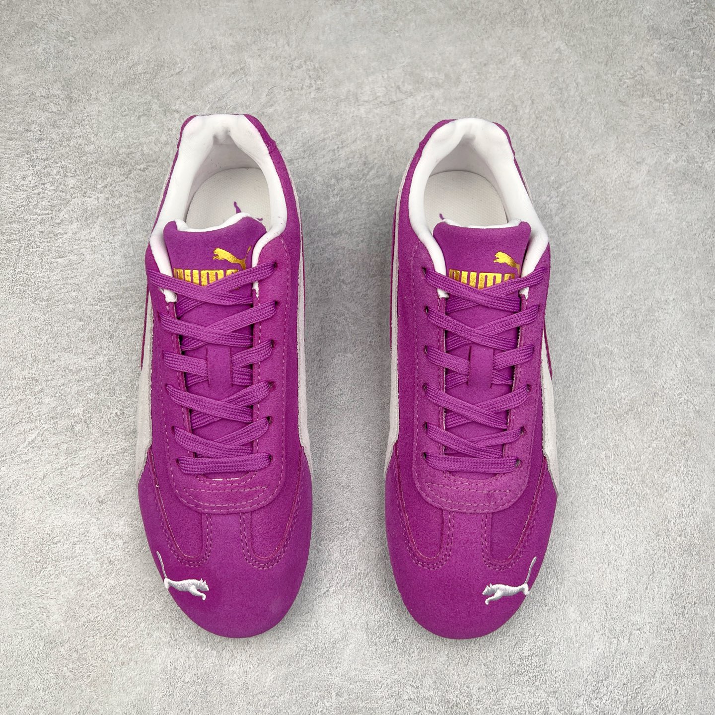 图片[2]-＃TG特价福利 PUMA Speedca OG 彪马极速赛车系列低帮德训风拼接复古百搭休闲运动赛车鞋 鞋款从80、90年代赛车手所穿的防火赛车鞋为原型，鞋身线条模仿了赛车的流线廓形，体现了空气动力学原理的结构。简约流畅的外观，恰好又和贯穿其中的Formstrip Logo融合恰到好处，视觉上细节丰富且协调。本次Speedcat OG鞋款归来，最大看点自然式保留了窄版鞋型以及薄底构造。这两年各品牌鞋底越做越厚，Speedcat反其道而行之，上脚几乎无鞋底的效果带来耳目一新的视觉体验。鞋面依旧是以质感细腻的麂皮材质打造，并且大面积近乎全包裹的使用，复古味道也愈发浓烈。配色上更是将最原始的黑色和红色带回，向F1赛车队的标志性队服致敬。相信让各位一眼种草的更多是出挑的大红色，上脚即可瞬间点亮整体造型，在以球鞋为核心的OOTD中脱颖而出。而另一款黑色则是低调的万金油，彰显新潮个性的同时又不喧宾夺主，也是热爱简约系穿搭朋友的首选。 尺码：35.5 36 37 37.5 38 38.5 39 40 40.5 41 42 42.5 43 44 44.5 45-选品中心