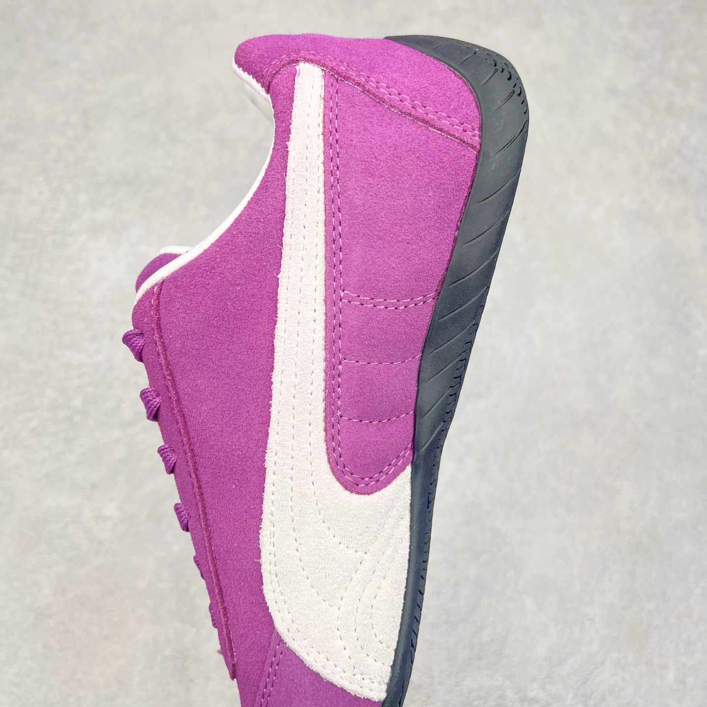 图片[7]-＃TG特价福利 PUMA Speedca OG 彪马极速赛车系列低帮德训风拼接复古百搭休闲运动赛车鞋 鞋款从80、90年代赛车手所穿的防火赛车鞋为原型，鞋身线条模仿了赛车的流线廓形，体现了空气动力学原理的结构。简约流畅的外观，恰好又和贯穿其中的Formstrip Logo融合恰到好处，视觉上细节丰富且协调。本次Speedcat OG鞋款归来，最大看点自然式保留了窄版鞋型以及薄底构造。这两年各品牌鞋底越做越厚，Speedcat反其道而行之，上脚几乎无鞋底的效果带来耳目一新的视觉体验。鞋面依旧是以质感细腻的麂皮材质打造，并且大面积近乎全包裹的使用，复古味道也愈发浓烈。配色上更是将最原始的黑色和红色带回，向F1赛车队的标志性队服致敬。相信让各位一眼种草的更多是出挑的大红色，上脚即可瞬间点亮整体造型，在以球鞋为核心的OOTD中脱颖而出。而另一款黑色则是低调的万金油，彰显新潮个性的同时又不喧宾夺主，也是热爱简约系穿搭朋友的首选。 尺码：35.5 36 37 37.5 38 38.5 39 40 40.5 41 42 42.5 43 44 44.5 45-选品中心