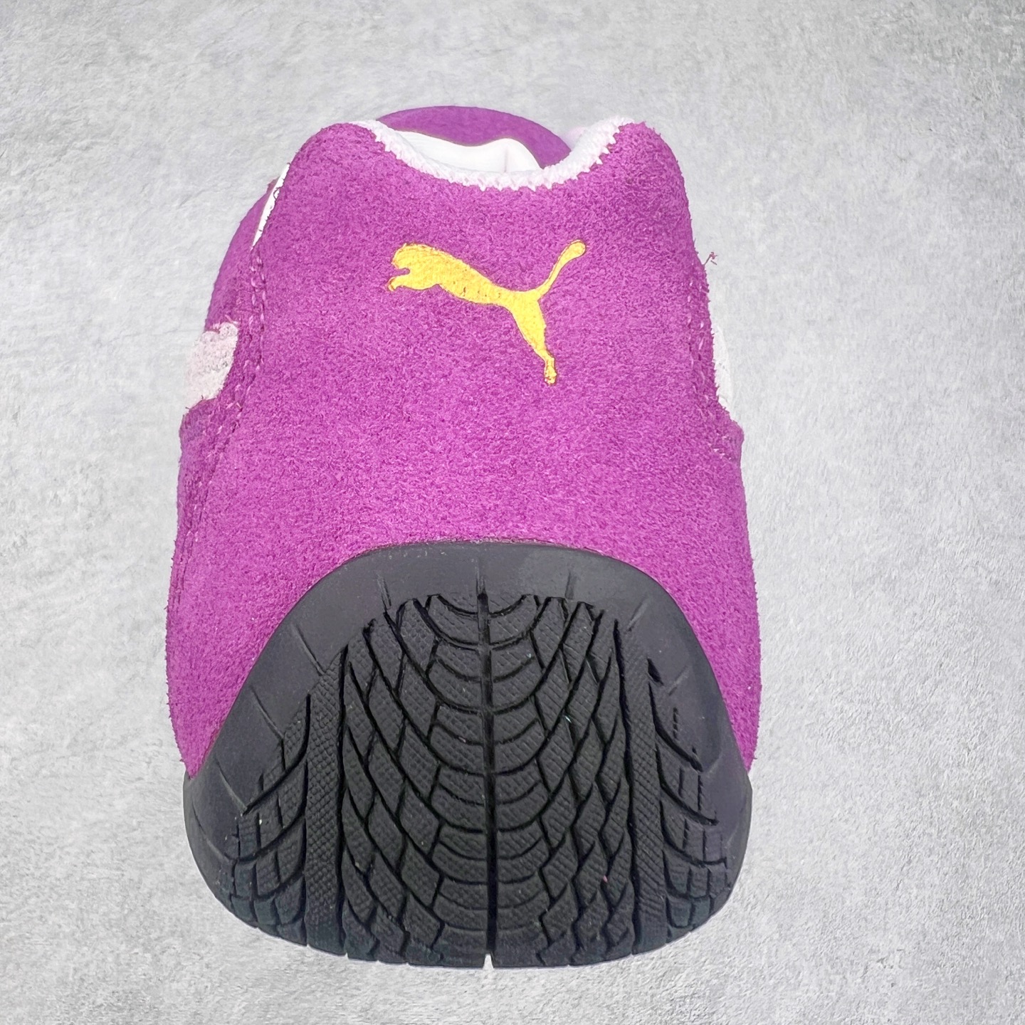 图片[8]-＃TG特价福利 PUMA Speedca OG 彪马极速赛车系列低帮德训风拼接复古百搭休闲运动赛车鞋 鞋款从80、90年代赛车手所穿的防火赛车鞋为原型，鞋身线条模仿了赛车的流线廓形，体现了空气动力学原理的结构。简约流畅的外观，恰好又和贯穿其中的Formstrip Logo融合恰到好处，视觉上细节丰富且协调。本次Speedcat OG鞋款归来，最大看点自然式保留了窄版鞋型以及薄底构造。这两年各品牌鞋底越做越厚，Speedcat反其道而行之，上脚几乎无鞋底的效果带来耳目一新的视觉体验。鞋面依旧是以质感细腻的麂皮材质打造，并且大面积近乎全包裹的使用，复古味道也愈发浓烈。配色上更是将最原始的黑色和红色带回，向F1赛车队的标志性队服致敬。相信让各位一眼种草的更多是出挑的大红色，上脚即可瞬间点亮整体造型，在以球鞋为核心的OOTD中脱颖而出。而另一款黑色则是低调的万金油，彰显新潮个性的同时又不喧宾夺主，也是热爱简约系穿搭朋友的首选。 尺码：35.5 36 37 37.5 38 38.5 39 40 40.5 41 42 42.5 43 44 44.5 45-选品中心