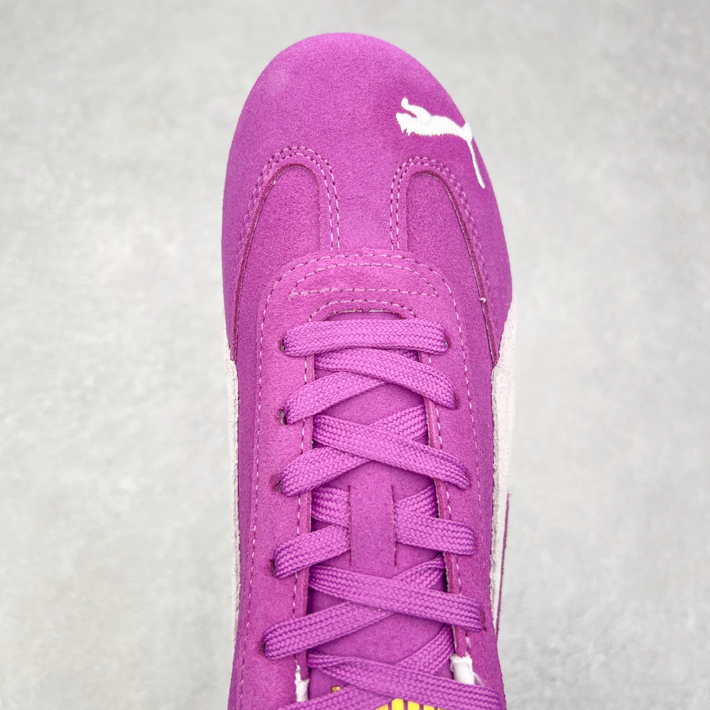 图片[4]-＃TG特价福利 PUMA Speedca OG 彪马极速赛车系列低帮德训风拼接复古百搭休闲运动赛车鞋 鞋款从80、90年代赛车手所穿的防火赛车鞋为原型，鞋身线条模仿了赛车的流线廓形，体现了空气动力学原理的结构。简约流畅的外观，恰好又和贯穿其中的Formstrip Logo融合恰到好处，视觉上细节丰富且协调。本次Speedcat OG鞋款归来，最大看点自然式保留了窄版鞋型以及薄底构造。这两年各品牌鞋底越做越厚，Speedcat反其道而行之，上脚几乎无鞋底的效果带来耳目一新的视觉体验。鞋面依旧是以质感细腻的麂皮材质打造，并且大面积近乎全包裹的使用，复古味道也愈发浓烈。配色上更是将最原始的黑色和红色带回，向F1赛车队的标志性队服致敬。相信让各位一眼种草的更多是出挑的大红色，上脚即可瞬间点亮整体造型，在以球鞋为核心的OOTD中脱颖而出。而另一款黑色则是低调的万金油，彰显新潮个性的同时又不喧宾夺主，也是热爱简约系穿搭朋友的首选。 尺码：35.5 36 37 37.5 38 38.5 39 40 40.5 41 42 42.5 43 44 44.5 45-选品中心