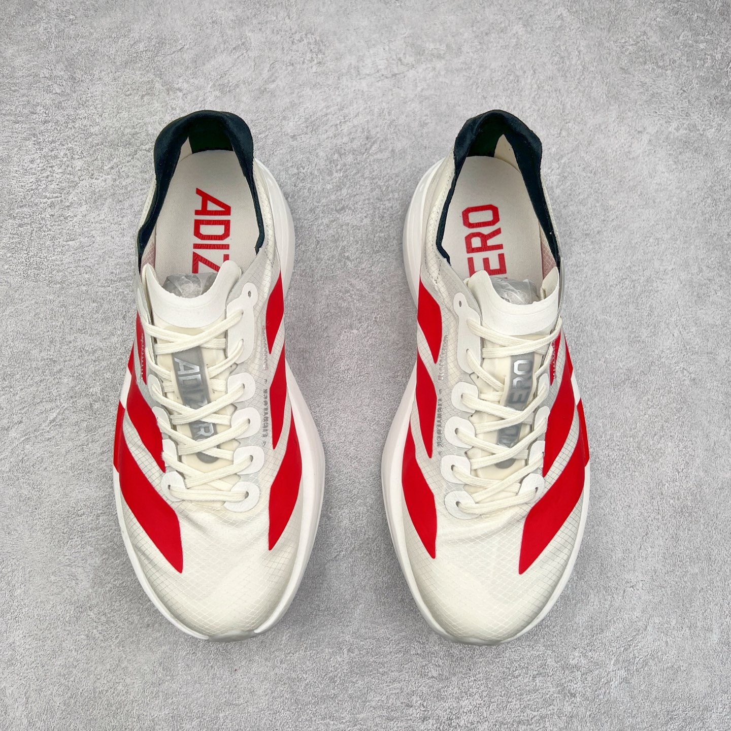 图片[2]-AD Adizero Adios Pro 4 马拉松竞速专业跑鞋 JR6363 CELERMESH针织网面非常轻薄 纤维间的缝隙很大 可以保证跑步时的透气、排汗效果 鞋舌直接与两侧的内衬和鞋底连接在一起 在跑步过程中不会被鞋舌的左右移动所困扰 在标准鞋带孔的基础上再拓宽一组鞋带孔 适合不同脚型的需求 突破性 EnergyRods 技术，有助于跑者实现更好的成绩 中底独特的LIGHTSTRIKE PRO泡棉材质 微弹感觉在跑步过程中给予了良好的支撑体验 对于顶级精英和高水平进阶跑者来说 ADIOS PRO是一双值得信赖的竞速比赛用鞋 尺码：36 36.5 37.5 38 38.5 39 40 40.5 41 42 42.5 43 44 44.5 45-选品中心