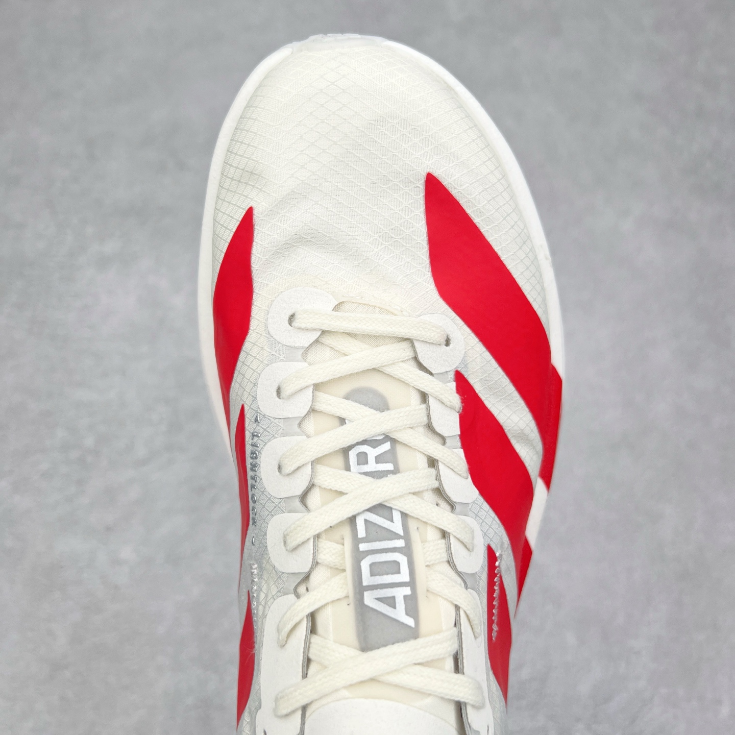 图片[4]-AD Adizero Adios Pro 4 马拉松竞速专业跑鞋 JR6363 CELERMESH针织网面非常轻薄 纤维间的缝隙很大 可以保证跑步时的透气、排汗效果 鞋舌直接与两侧的内衬和鞋底连接在一起 在跑步过程中不会被鞋舌的左右移动所困扰 在标准鞋带孔的基础上再拓宽一组鞋带孔 适合不同脚型的需求 突破性 EnergyRods 技术，有助于跑者实现更好的成绩 中底独特的LIGHTSTRIKE PRO泡棉材质 微弹感觉在跑步过程中给予了良好的支撑体验 对于顶级精英和高水平进阶跑者来说 ADIOS PRO是一双值得信赖的竞速比赛用鞋 尺码：36 36.5 37.5 38 38.5 39 40 40.5 41 42 42.5 43 44 44.5 45-选品中心