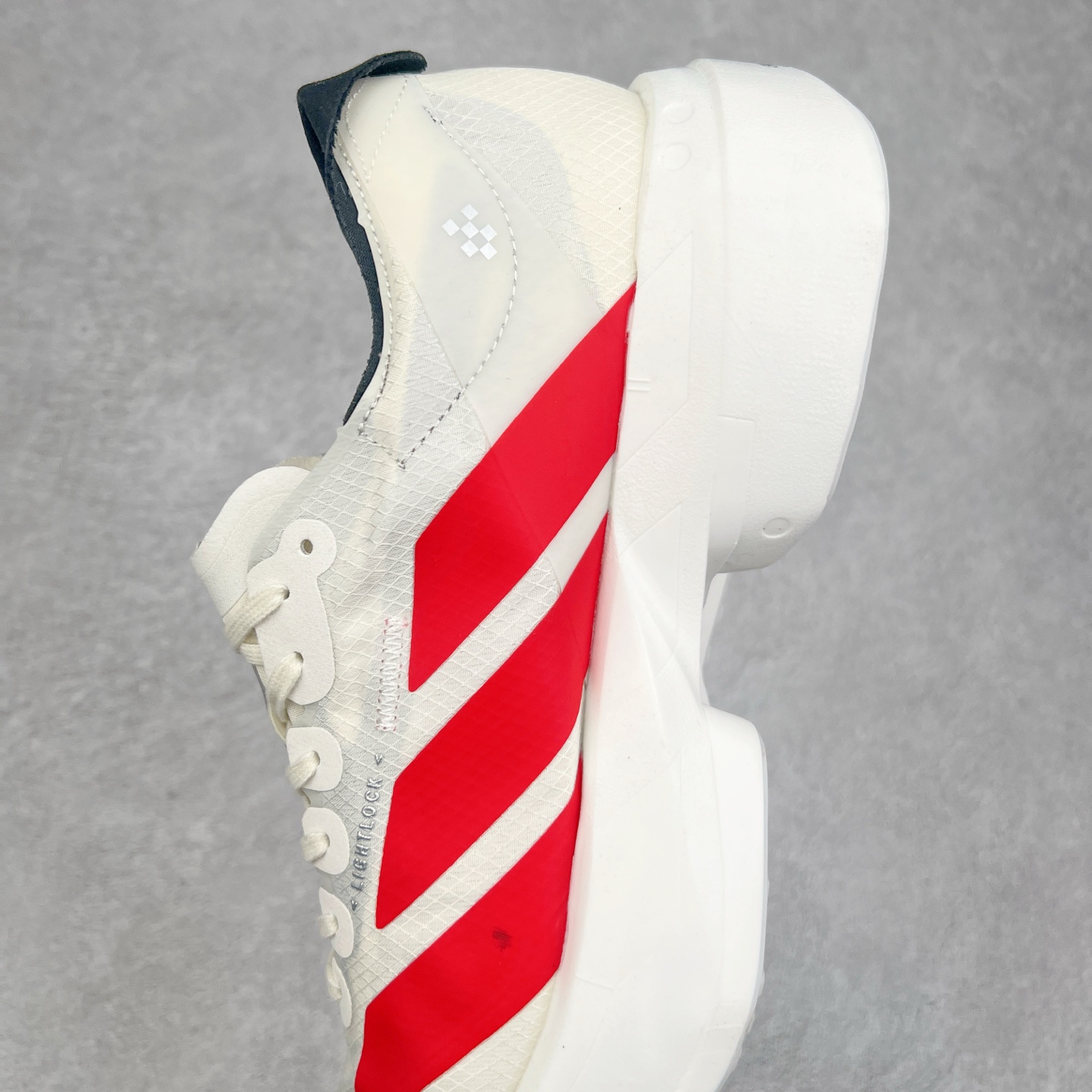 图片[7]-AD Adizero Adios Pro 4 马拉松竞速专业跑鞋 JR6363 CELERMESH针织网面非常轻薄 纤维间的缝隙很大 可以保证跑步时的透气、排汗效果 鞋舌直接与两侧的内衬和鞋底连接在一起 在跑步过程中不会被鞋舌的左右移动所困扰 在标准鞋带孔的基础上再拓宽一组鞋带孔 适合不同脚型的需求 突破性 EnergyRods 技术，有助于跑者实现更好的成绩 中底独特的LIGHTSTRIKE PRO泡棉材质 微弹感觉在跑步过程中给予了良好的支撑体验 对于顶级精英和高水平进阶跑者来说 ADIOS PRO是一双值得信赖的竞速比赛用鞋 尺码：36 36.5 37.5 38 38.5 39 40 40.5 41 42 42.5 43 44 44.5 45-选品中心