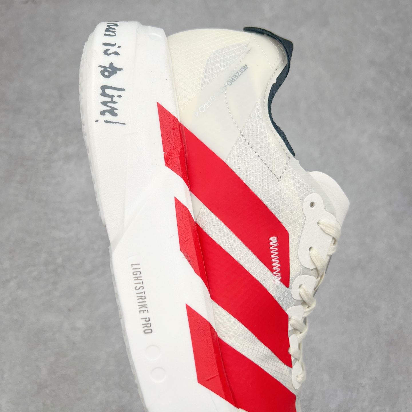 图片[6]-AD Adizero Adios Pro 4 马拉松竞速专业跑鞋 JR6363 CELERMESH针织网面非常轻薄 纤维间的缝隙很大 可以保证跑步时的透气、排汗效果 鞋舌直接与两侧的内衬和鞋底连接在一起 在跑步过程中不会被鞋舌的左右移动所困扰 在标准鞋带孔的基础上再拓宽一组鞋带孔 适合不同脚型的需求 突破性 EnergyRods 技术，有助于跑者实现更好的成绩 中底独特的LIGHTSTRIKE PRO泡棉材质 微弹感觉在跑步过程中给予了良好的支撑体验 对于顶级精英和高水平进阶跑者来说 ADIOS PRO是一双值得信赖的竞速比赛用鞋 尺码：36 36.5 37.5 38 38.5 39 40 40.5 41 42 42.5 43 44 44.5 45-选品中心