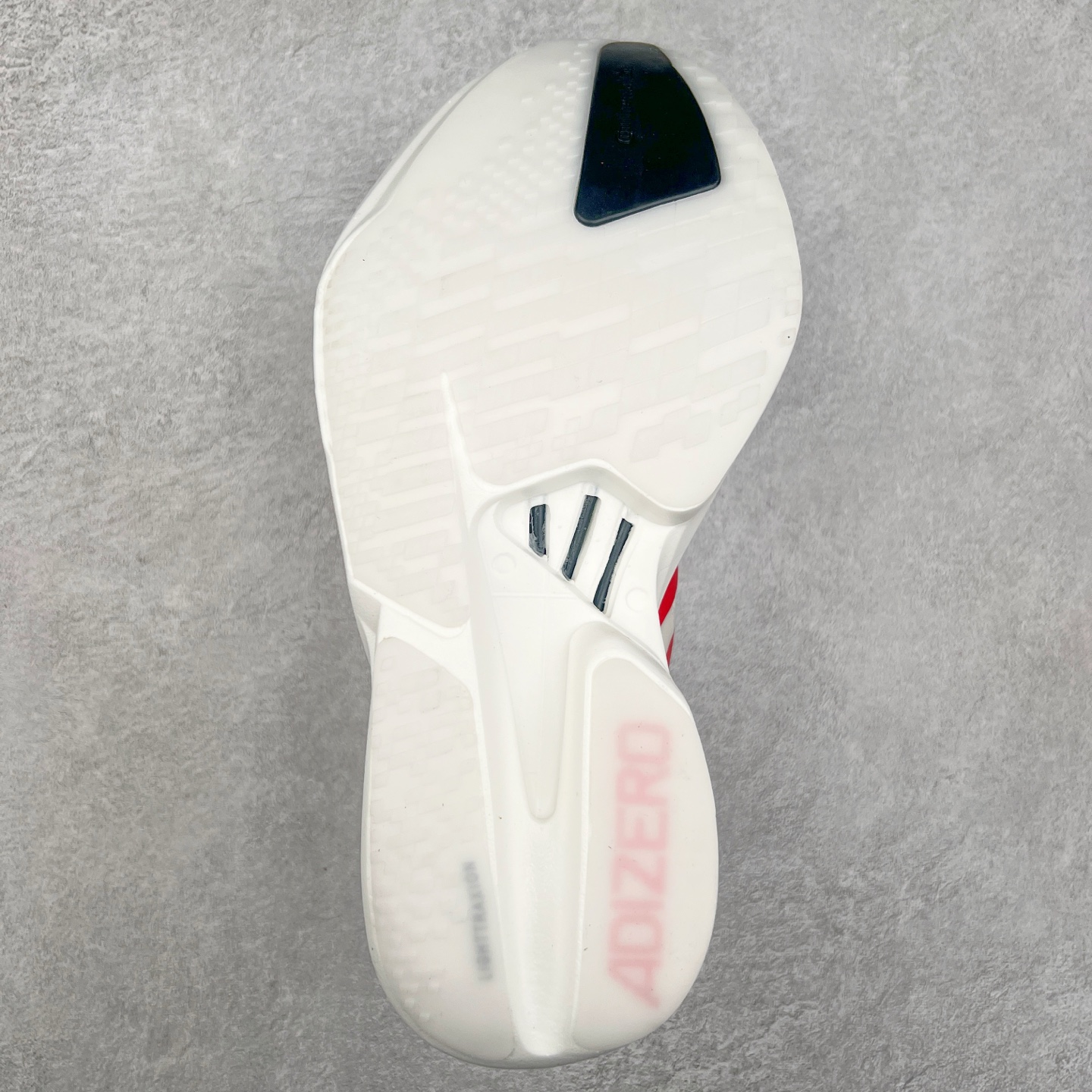 图片[9]-AD Adizero Adios Pro 4 马拉松竞速专业跑鞋 JR6363 CELERMESH针织网面非常轻薄 纤维间的缝隙很大 可以保证跑步时的透气、排汗效果 鞋舌直接与两侧的内衬和鞋底连接在一起 在跑步过程中不会被鞋舌的左右移动所困扰 在标准鞋带孔的基础上再拓宽一组鞋带孔 适合不同脚型的需求 突破性 EnergyRods 技术，有助于跑者实现更好的成绩 中底独特的LIGHTSTRIKE PRO泡棉材质 微弹感觉在跑步过程中给予了良好的支撑体验 对于顶级精英和高水平进阶跑者来说 ADIOS PRO是一双值得信赖的竞速比赛用鞋 尺码：36 36.5 37.5 38 38.5 39 40 40.5 41 42 42.5 43 44 44.5 45-选品中心