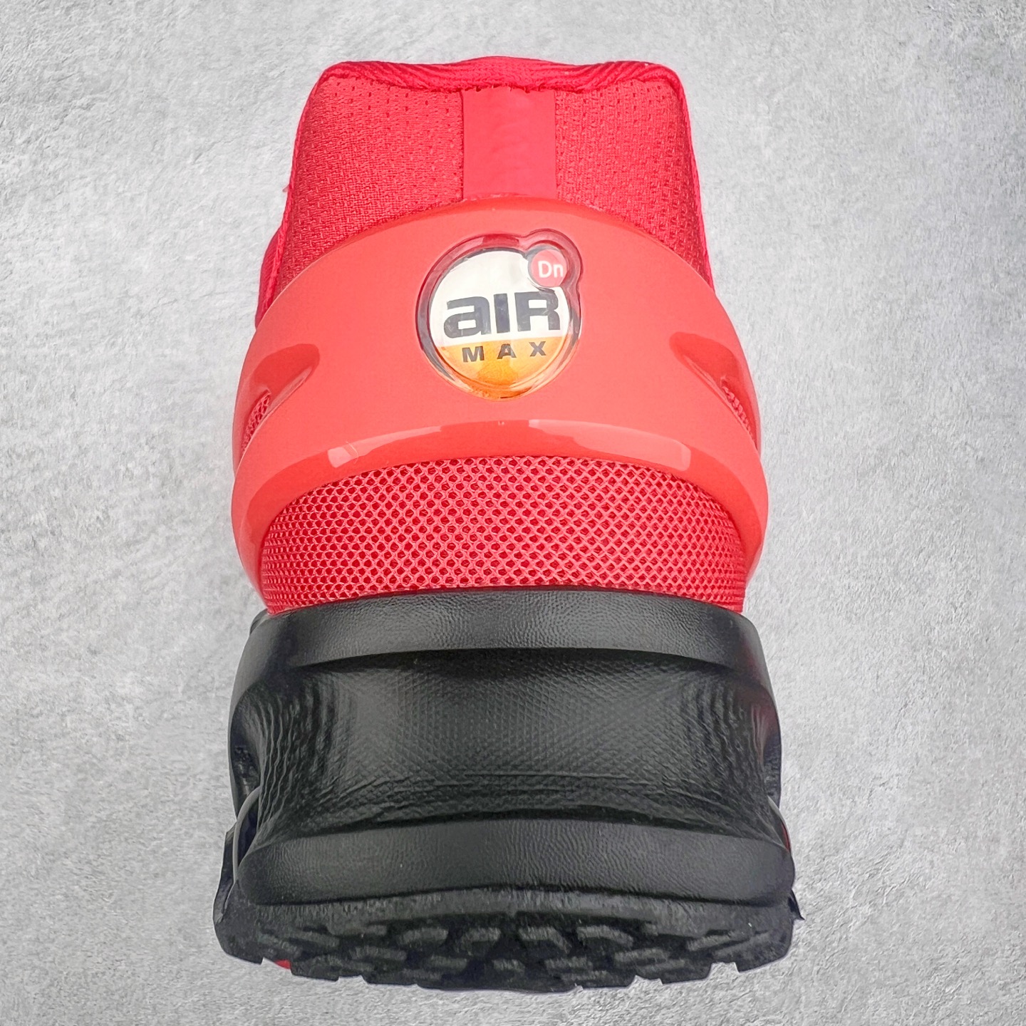 图片[8]-NK Air Max DN8 全掌科技气垫缓震运动跑鞋 FQ7860-036 DN8的核心亮点在于其八腔气垫结构 根据不同部位设定的气压值专为行走设计 提供卓越的舒适感 鞋面的设计让人联想到上世纪90年代末至2000年代初的多款Air Max 中底上系列圆形孔洞引发了热议 不少人将其与竞争品牌的缓震技术进行比较 例如K-SWISS 2010年代初推出的Tubes技 及以多孔鞋底闻名的品牌 尺码：36 36.5 37.5 38 38.5 39 40 40.5 41 42 42.5 43 44 44.5 45-选品中心