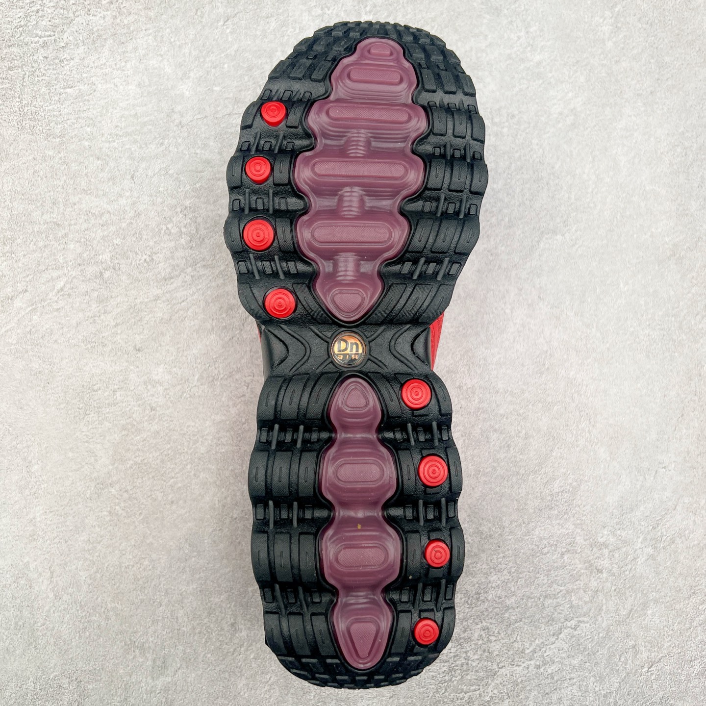 图片[9]-NK Air Max DN8 全掌科技气垫缓震运动跑鞋 FQ7860-036 DN8的核心亮点在于其八腔气垫结构 根据不同部位设定的气压值专为行走设计 提供卓越的舒适感 鞋面的设计让人联想到上世纪90年代末至2000年代初的多款Air Max 中底上系列圆形孔洞引发了热议 不少人将其与竞争品牌的缓震技术进行比较 例如K-SWISS 2010年代初推出的Tubes技 及以多孔鞋底闻名的品牌 尺码：36 36.5 37.5 38 38.5 39 40 40.5 41 42 42.5 43 44 44.5 45-选品中心