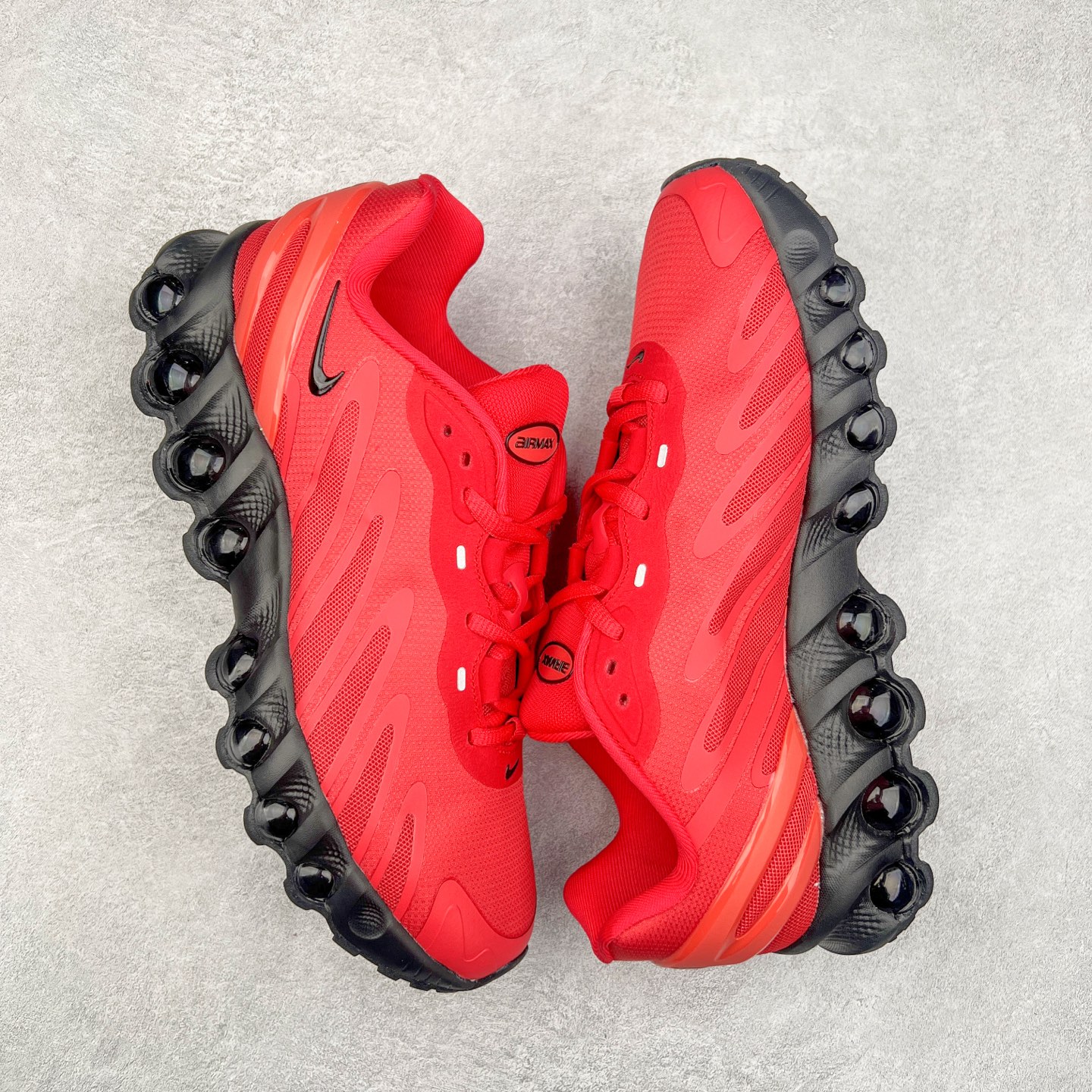 图片[3]-NK Air Max DN8 全掌科技气垫缓震运动跑鞋 FQ7860-036 DN8的核心亮点在于其八腔气垫结构 根据不同部位设定的气压值专为行走设计 提供卓越的舒适感 鞋面的设计让人联想到上世纪90年代末至2000年代初的多款Air Max 中底上系列圆形孔洞引发了热议 不少人将其与竞争品牌的缓震技术进行比较 例如K-SWISS 2010年代初推出的Tubes技 及以多孔鞋底闻名的品牌 尺码：36 36.5 37.5 38 38.5 39 40 40.5 41 42 42.5 43 44 44.5 45-选品中心