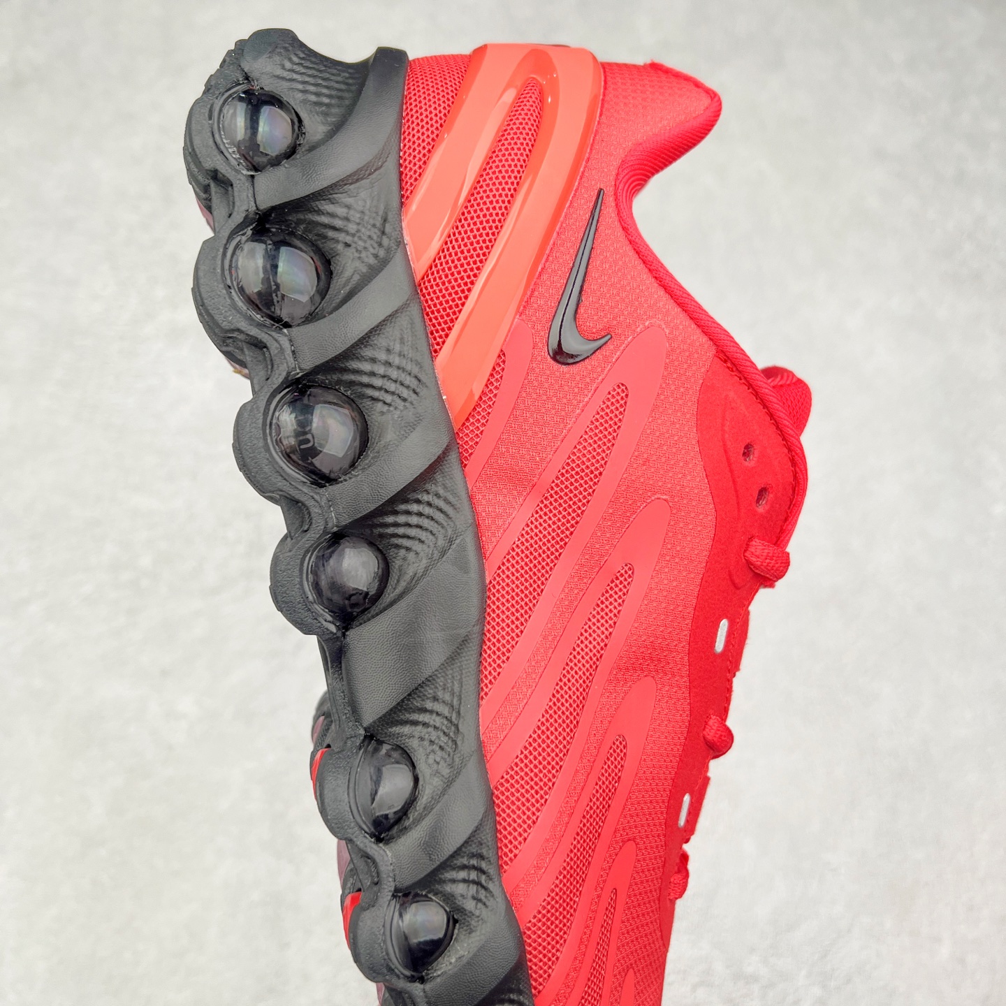 图片[6]-NK Air Max DN8 全掌科技气垫缓震运动跑鞋 FQ7860-036 DN8的核心亮点在于其八腔气垫结构 根据不同部位设定的气压值专为行走设计 提供卓越的舒适感 鞋面的设计让人联想到上世纪90年代末至2000年代初的多款Air Max 中底上系列圆形孔洞引发了热议 不少人将其与竞争品牌的缓震技术进行比较 例如K-SWISS 2010年代初推出的Tubes技 及以多孔鞋底闻名的品牌 尺码：36 36.5 37.5 38 38.5 39 40 40.5 41 42 42.5 43 44 44.5 45-选品中心