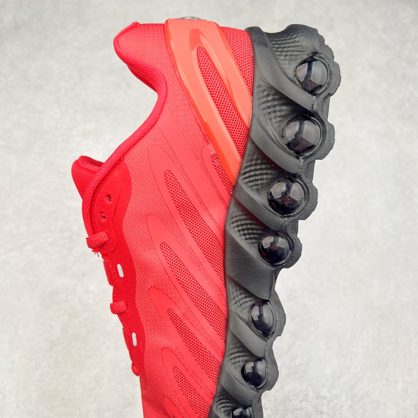 图片[7]-NK Air Max DN8 全掌科技气垫缓震运动跑鞋 FQ7860-036 DN8的核心亮点在于其八腔气垫结构 根据不同部位设定的气压值专为行走设计 提供卓越的舒适感 鞋面的设计让人联想到上世纪90年代末至2000年代初的多款Air Max 中底上系列圆形孔洞引发了热议 不少人将其与竞争品牌的缓震技术进行比较 例如K-SWISS 2010年代初推出的Tubes技 及以多孔鞋底闻名的品牌 尺码：36 36.5 37.5 38 38.5 39 40 40.5 41 42 42.5 43 44 44.5 45-选品中心