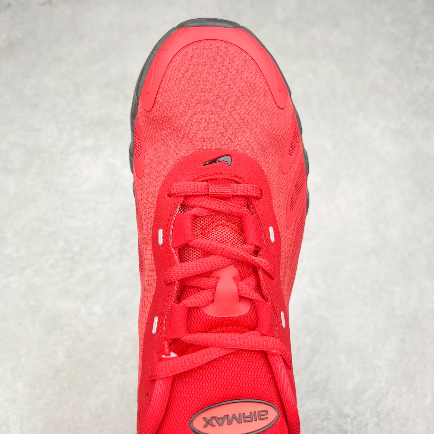 图片[4]-NK Air Max DN8 全掌科技气垫缓震运动跑鞋 FQ7860-036 DN8的核心亮点在于其八腔气垫结构 根据不同部位设定的气压值专为行走设计 提供卓越的舒适感 鞋面的设计让人联想到上世纪90年代末至2000年代初的多款Air Max 中底上系列圆形孔洞引发了热议 不少人将其与竞争品牌的缓震技术进行比较 例如K-SWISS 2010年代初推出的Tubes技 及以多孔鞋底闻名的品牌 尺码：36 36.5 37.5 38 38.5 39 40 40.5 41 42 42.5 43 44 44.5 45-选品中心