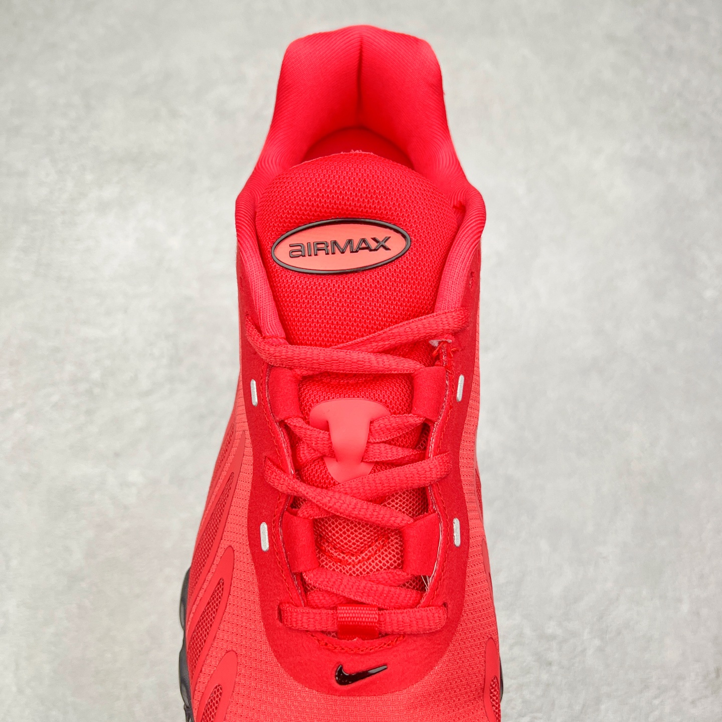 图片[5]-NK Air Max DN8 全掌科技气垫缓震运动跑鞋 FQ7860-036 DN8的核心亮点在于其八腔气垫结构 根据不同部位设定的气压值专为行走设计 提供卓越的舒适感 鞋面的设计让人联想到上世纪90年代末至2000年代初的多款Air Max 中底上系列圆形孔洞引发了热议 不少人将其与竞争品牌的缓震技术进行比较 例如K-SWISS 2010年代初推出的Tubes技 及以多孔鞋底闻名的品牌 尺码：36 36.5 37.5 38 38.5 39 40 40.5 41 42 42.5 43 44 44.5 45-选品中心