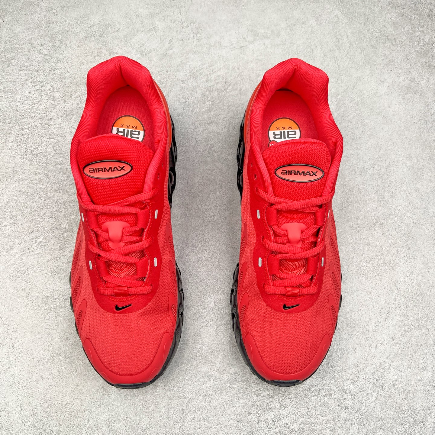 图片[2]-NK Air Max DN8 全掌科技气垫缓震运动跑鞋 FQ7860-036 DN8的核心亮点在于其八腔气垫结构 根据不同部位设定的气压值专为行走设计 提供卓越的舒适感 鞋面的设计让人联想到上世纪90年代末至2000年代初的多款Air Max 中底上系列圆形孔洞引发了热议 不少人将其与竞争品牌的缓震技术进行比较 例如K-SWISS 2010年代初推出的Tubes技 及以多孔鞋底闻名的品牌 尺码：36 36.5 37.5 38 38.5 39 40 40.5 41 42 42.5 43 44 44.5 45-选品中心