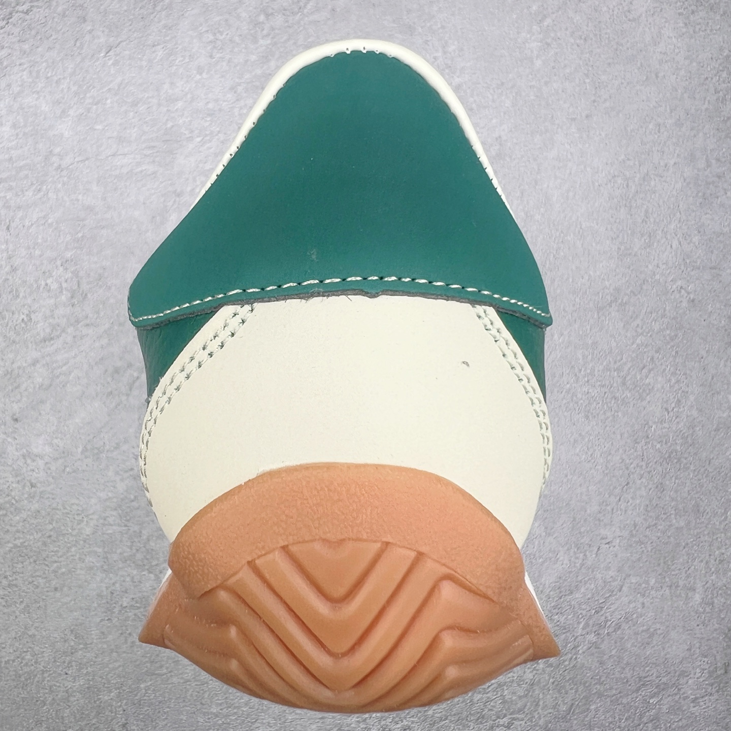 图片[8]-AD Originals Country Low OG 日产系列低帮经典复古德训阿甘风休闲运动慢跑鞋 IE3939今年崛起的复古款球鞋基本都围绕在Samba、Gazelle这些室内训练鞋上，不得不说，做复古球鞋是真的有一手。今天新带来的款式介绍为Adidas Country OG系列，有关注日区球鞋店铺的朋友在这几日应该能经常注意到它。鞋头部分还是类德训样式，有着麂皮区域作为装饰。但是鞋跟屁股呈微妙的弧形，搭载的都是棕色的橡胶底。现已有银蓝配色、白绿配色和黑白配色等多种颜色推出。黑色款不张扬，低调百搭；白绿配色永不踩雷；银蓝配色有没有Wales Booner x Samba的味道。尺码：36 36⅔ 37⅓ 38 38⅔ 39⅓ 40 40⅔ 41⅓ 42 42⅔ 43⅓ 44 44⅔ 45-选品中心