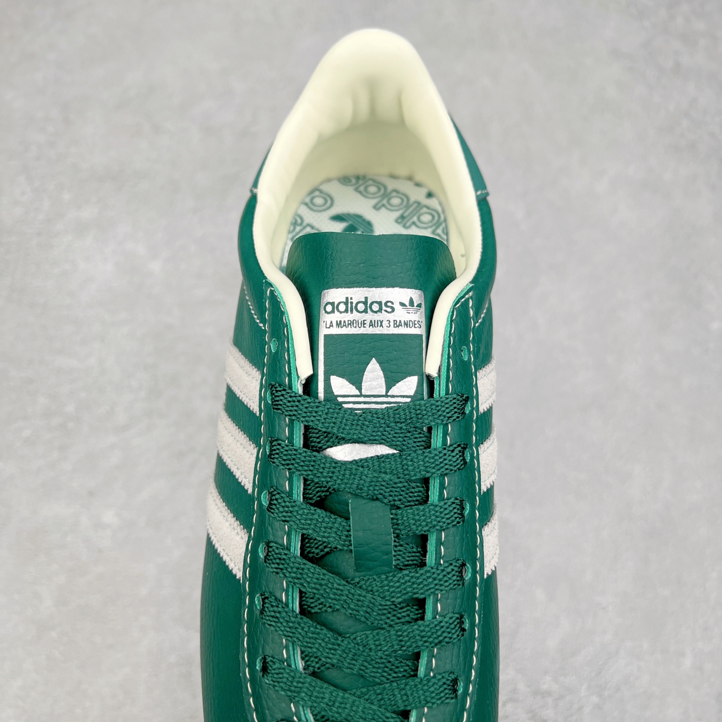 图片[5]-AD Originals Country Low OG 日产系列低帮经典复古德训阿甘风休闲运动慢跑鞋 IE3939今年崛起的复古款球鞋基本都围绕在Samba、Gazelle这些室内训练鞋上，不得不说，做复古球鞋是真的有一手。今天新带来的款式介绍为Adidas Country OG系列，有关注日区球鞋店铺的朋友在这几日应该能经常注意到它。鞋头部分还是类德训样式，有着麂皮区域作为装饰。但是鞋跟屁股呈微妙的弧形，搭载的都是棕色的橡胶底。现已有银蓝配色、白绿配色和黑白配色等多种颜色推出。黑色款不张扬，低调百搭；白绿配色永不踩雷；银蓝配色有没有Wales Booner x Samba的味道。尺码：36 36⅔ 37⅓ 38 38⅔ 39⅓ 40 40⅔ 41⅓ 42 42⅔ 43⅓ 44 44⅔ 45-选品中心