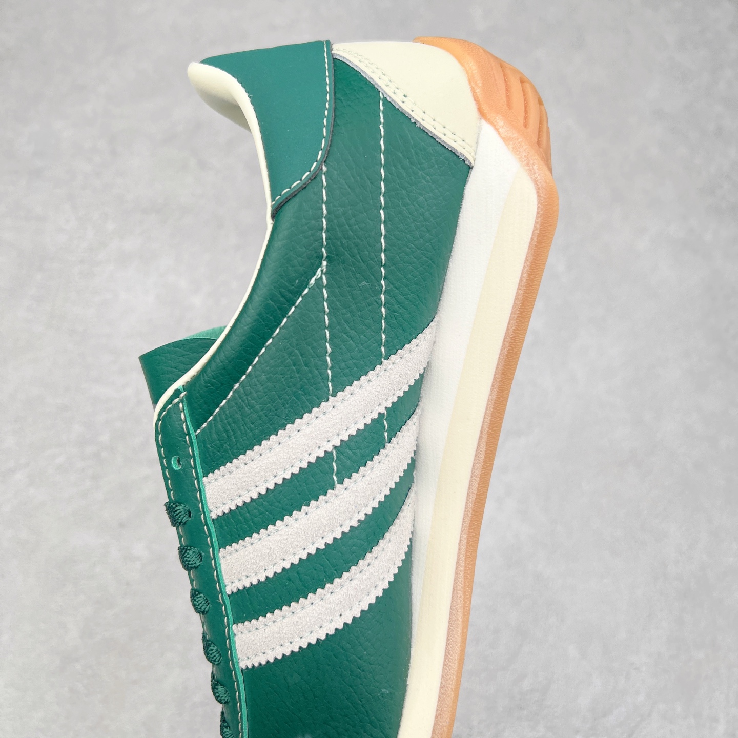 图片[7]-AD Originals Country Low OG 日产系列低帮经典复古德训阿甘风休闲运动慢跑鞋 IE3939今年崛起的复古款球鞋基本都围绕在Samba、Gazelle这些室内训练鞋上，不得不说，做复古球鞋是真的有一手。今天新带来的款式介绍为Adidas Country OG系列，有关注日区球鞋店铺的朋友在这几日应该能经常注意到它。鞋头部分还是类德训样式，有着麂皮区域作为装饰。但是鞋跟屁股呈微妙的弧形，搭载的都是棕色的橡胶底。现已有银蓝配色、白绿配色和黑白配色等多种颜色推出。黑色款不张扬，低调百搭；白绿配色永不踩雷；银蓝配色有没有Wales Booner x Samba的味道。尺码：36 36⅔ 37⅓ 38 38⅔ 39⅓ 40 40⅔ 41⅓ 42 42⅔ 43⅓ 44 44⅔ 45-选品中心