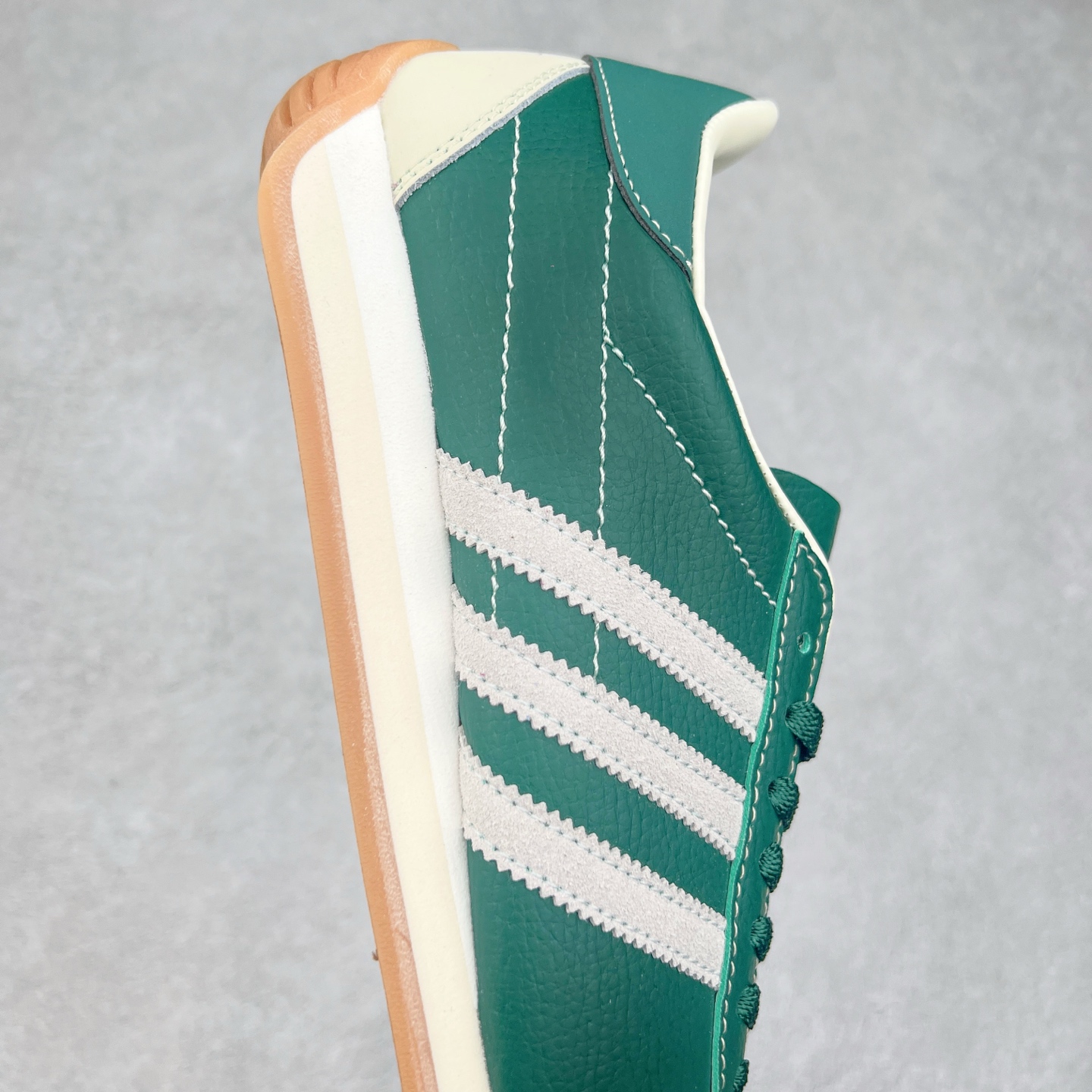 图片[6]-AD Originals Country Low OG 日产系列低帮经典复古德训阿甘风休闲运动慢跑鞋 IE3939今年崛起的复古款球鞋基本都围绕在Samba、Gazelle这些室内训练鞋上，不得不说，做复古球鞋是真的有一手。今天新带来的款式介绍为Adidas Country OG系列，有关注日区球鞋店铺的朋友在这几日应该能经常注意到它。鞋头部分还是类德训样式，有着麂皮区域作为装饰。但是鞋跟屁股呈微妙的弧形，搭载的都是棕色的橡胶底。现已有银蓝配色、白绿配色和黑白配色等多种颜色推出。黑色款不张扬，低调百搭；白绿配色永不踩雷；银蓝配色有没有Wales Booner x Samba的味道。尺码：36 36⅔ 37⅓ 38 38⅔ 39⅓ 40 40⅔ 41⅓ 42 42⅔ 43⅓ 44 44⅔ 45-选品中心