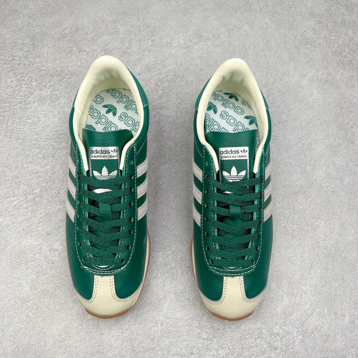 图片[2]-AD Originals Country Low OG 日产系列低帮经典复古德训阿甘风休闲运动慢跑鞋 IE3939今年崛起的复古款球鞋基本都围绕在Samba、Gazelle这些室内训练鞋上，不得不说，做复古球鞋是真的有一手。今天新带来的款式介绍为Adidas Country OG系列，有关注日区球鞋店铺的朋友在这几日应该能经常注意到它。鞋头部分还是类德训样式，有着麂皮区域作为装饰。但是鞋跟屁股呈微妙的弧形，搭载的都是棕色的橡胶底。现已有银蓝配色、白绿配色和黑白配色等多种颜色推出。黑色款不张扬，低调百搭；白绿配色永不踩雷；银蓝配色有没有Wales Booner x Samba的味道。尺码：36 36⅔ 37⅓ 38 38⅔ 39⅓ 40 40⅔ 41⅓ 42 42⅔ 43⅓ 44 44⅔ 45-选品中心