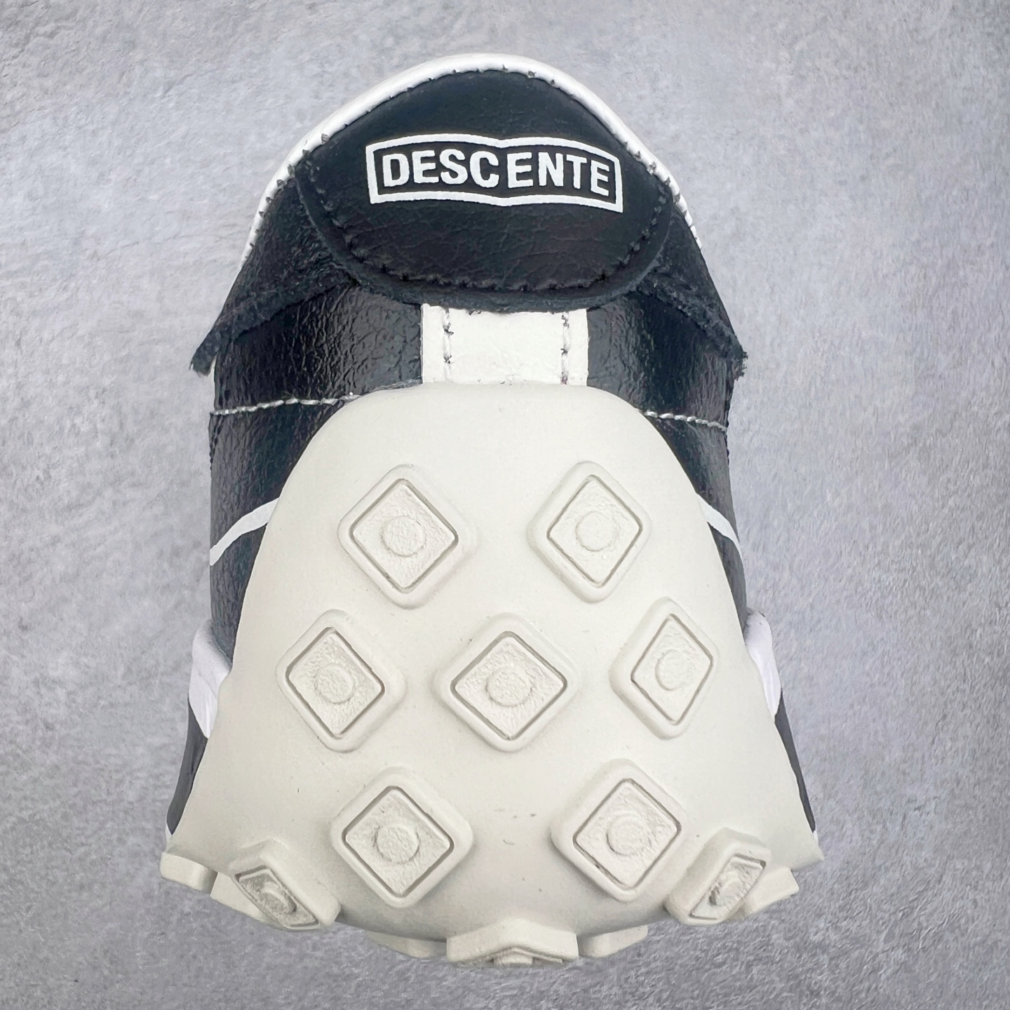 图片[8]-DESCENTE Sport Style Chron Racer迪桑特舒适百搭防滑耐磨低帮生活休闲鞋 是一款集复古与现代于一体的低帮跑步鞋 简洁的牛皮鞋面不仅彰显出时尚的质感 还适用于多种场合的穿搭 这款鞋子的透气性能极佳 轻质弹性鞋底则提供了良好的舒适度和耐磨性 使你在行走或跑步时都能感受到脚底的柔软与支撑 尺码：36 36.5 37.5 38 38.5 39 40 40.5 41 42 42.5 43 44 44.5 45-选品中心