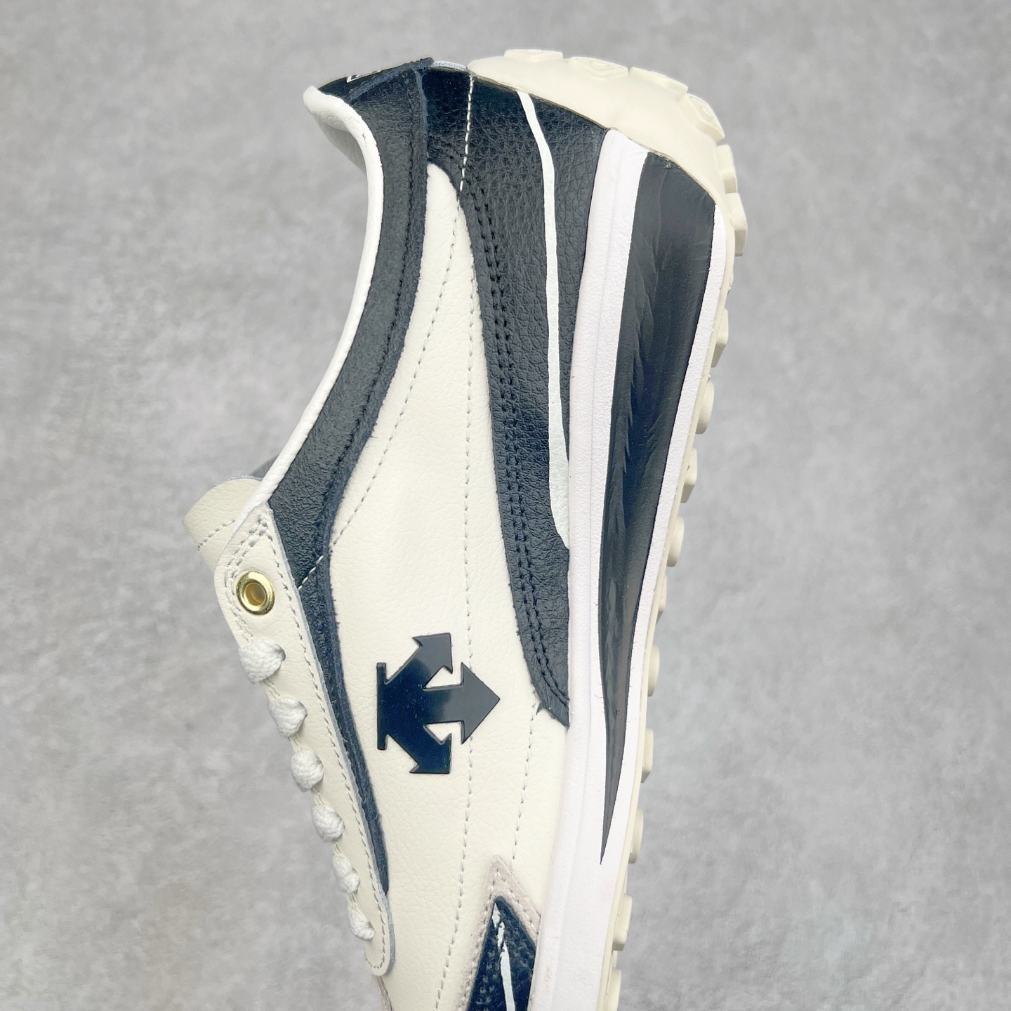 图片[7]-DESCENTE Sport Style Chron Racer迪桑特舒适百搭防滑耐磨低帮生活休闲鞋 是一款集复古与现代于一体的低帮跑步鞋 简洁的牛皮鞋面不仅彰显出时尚的质感 还适用于多种场合的穿搭 这款鞋子的透气性能极佳 轻质弹性鞋底则提供了良好的舒适度和耐磨性 使你在行走或跑步时都能感受到脚底的柔软与支撑 尺码：36 36.5 37.5 38 38.5 39 40 40.5 41 42 42.5 43 44 44.5 45-选品中心