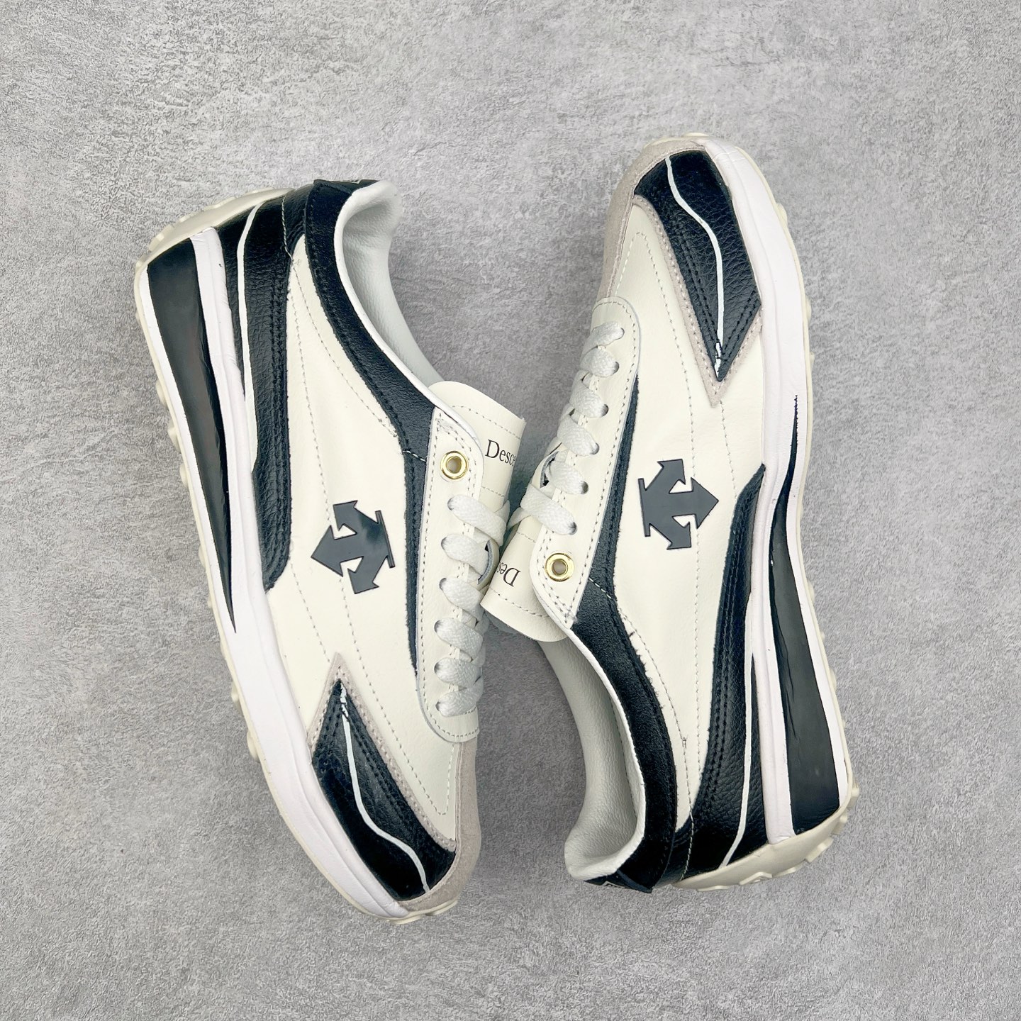 图片[3]-DESCENTE Sport Style Chron Racer迪桑特舒适百搭防滑耐磨低帮生活休闲鞋 是一款集复古与现代于一体的低帮跑步鞋 简洁的牛皮鞋面不仅彰显出时尚的质感 还适用于多种场合的穿搭 这款鞋子的透气性能极佳 轻质弹性鞋底则提供了良好的舒适度和耐磨性 使你在行走或跑步时都能感受到脚底的柔软与支撑 尺码：36 36.5 37.5 38 38.5 39 40 40.5 41 42 42.5 43 44 44.5 45-选品中心