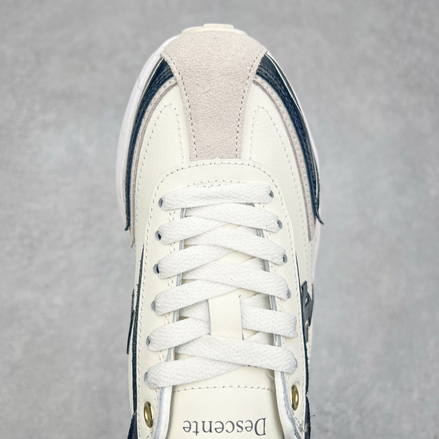 图片[4]-DESCENTE Sport Style Chron Racer迪桑特舒适百搭防滑耐磨低帮生活休闲鞋 是一款集复古与现代于一体的低帮跑步鞋 简洁的牛皮鞋面不仅彰显出时尚的质感 还适用于多种场合的穿搭 这款鞋子的透气性能极佳 轻质弹性鞋底则提供了良好的舒适度和耐磨性 使你在行走或跑步时都能感受到脚底的柔软与支撑 尺码：36 36.5 37.5 38 38.5 39 40 40.5 41 42 42.5 43 44 44.5 45-选品中心