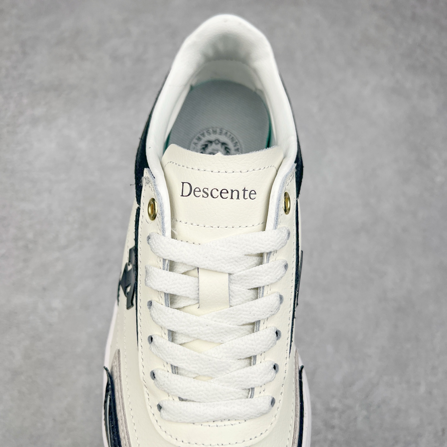 图片[5]-DESCENTE Sport Style Chron Racer迪桑特舒适百搭防滑耐磨低帮生活休闲鞋 是一款集复古与现代于一体的低帮跑步鞋 简洁的牛皮鞋面不仅彰显出时尚的质感 还适用于多种场合的穿搭 这款鞋子的透气性能极佳 轻质弹性鞋底则提供了良好的舒适度和耐磨性 使你在行走或跑步时都能感受到脚底的柔软与支撑 尺码：36 36.5 37.5 38 38.5 39 40 40.5 41 42 42.5 43 44 44.5 45-选品中心