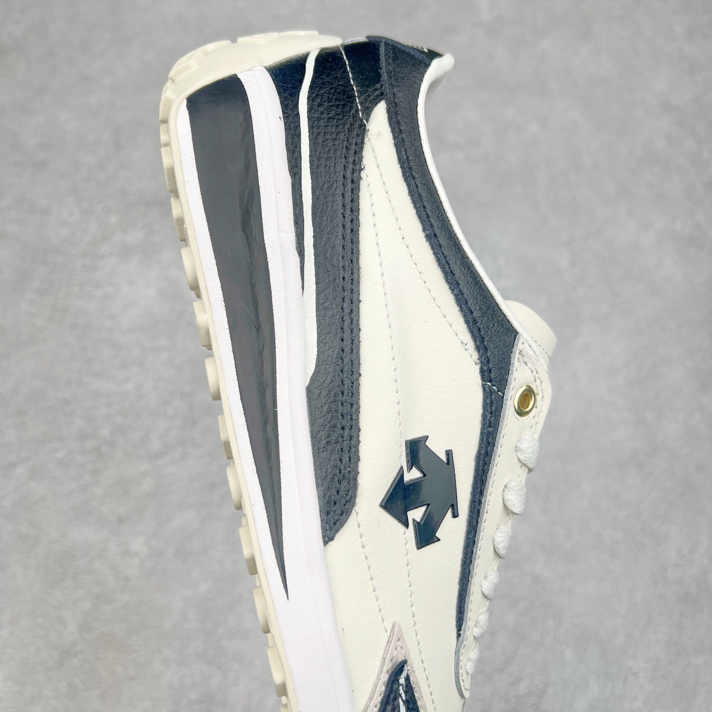 图片[6]-DESCENTE Sport Style Chron Racer迪桑特舒适百搭防滑耐磨低帮生活休闲鞋 是一款集复古与现代于一体的低帮跑步鞋 简洁的牛皮鞋面不仅彰显出时尚的质感 还适用于多种场合的穿搭 这款鞋子的透气性能极佳 轻质弹性鞋底则提供了良好的舒适度和耐磨性 使你在行走或跑步时都能感受到脚底的柔软与支撑 尺码：36 36.5 37.5 38 38.5 39 40 40.5 41 42 42.5 43 44 44.5 45-选品中心