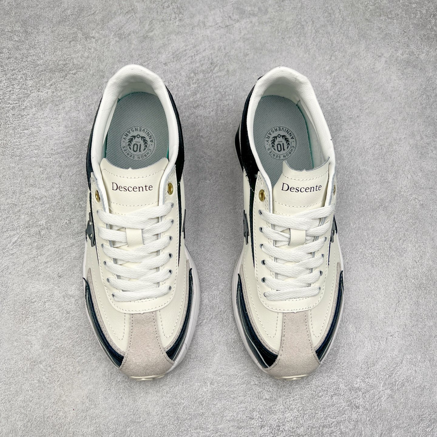 图片[2]-DESCENTE Sport Style Chron Racer迪桑特舒适百搭防滑耐磨低帮生活休闲鞋 是一款集复古与现代于一体的低帮跑步鞋 简洁的牛皮鞋面不仅彰显出时尚的质感 还适用于多种场合的穿搭 这款鞋子的透气性能极佳 轻质弹性鞋底则提供了良好的舒适度和耐磨性 使你在行走或跑步时都能感受到脚底的柔软与支撑 尺码：36 36.5 37.5 38 38.5 39 40 40.5 41 42 42.5 43 44 44.5 45-选品中心