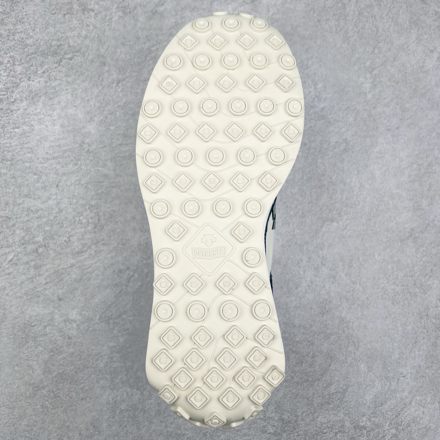 图片[9]-DESCENTE Sport Style Chron Racer迪桑特舒适百搭防滑耐磨低帮生活休闲鞋 是一款集复古与现代于一体的低帮跑步鞋 简洁的牛皮鞋面不仅彰显出时尚的质感 还适用于多种场合的穿搭 这款鞋子的透气性能极佳 轻质弹性鞋底则提供了良好的舒适度和耐磨性 使你在行走或跑步时都能感受到脚底的柔软与支撑 尺码：36 36.5 37.5 38 38.5 39 40 40.5 41 42 42.5 43 44 44.5 45-选品中心