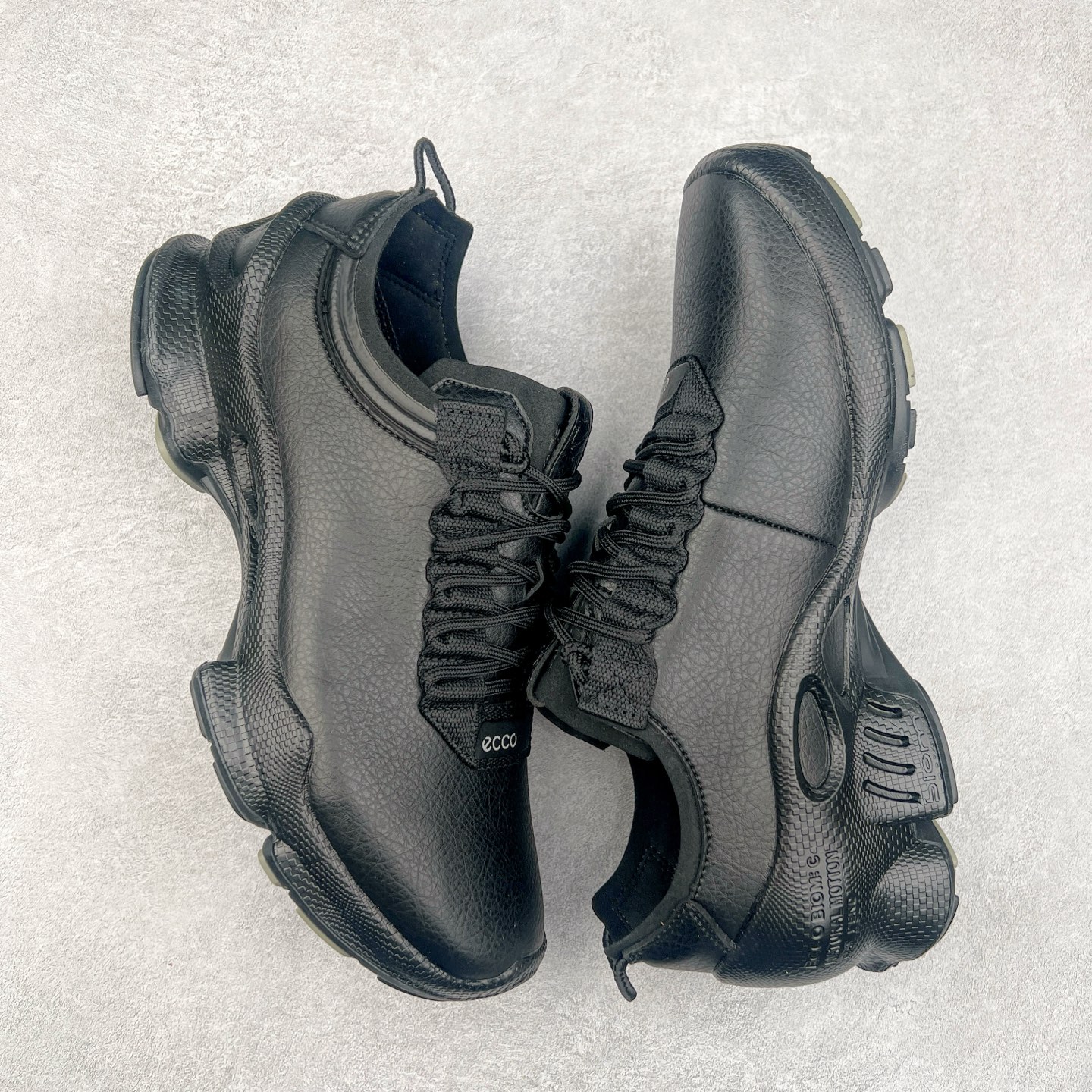 图片[3]-ECCO爱步男士15周年 运动休闲鞋 轻便缓震跑步鞋 健步BIOMC 市面最高版本 甄选优质皮面搭配纺织衬里，脚感柔软舒适，透气不闷脚 鞋舌及鞋垫上的周年LOGO设计 纪念属于BIOM的15载生机之旅 自然律动科技，符合人体工学鞋楦，贴近足部天然形态 直接注塑工艺连接鞋面与鞋底，一体成型，合脚稳固 橡胶外底适应多种形态，抓地耐磨，稳定支撑 都市探索 步履悠然 尺码：39 40 41 42 43 44 （正常码）-选品中心