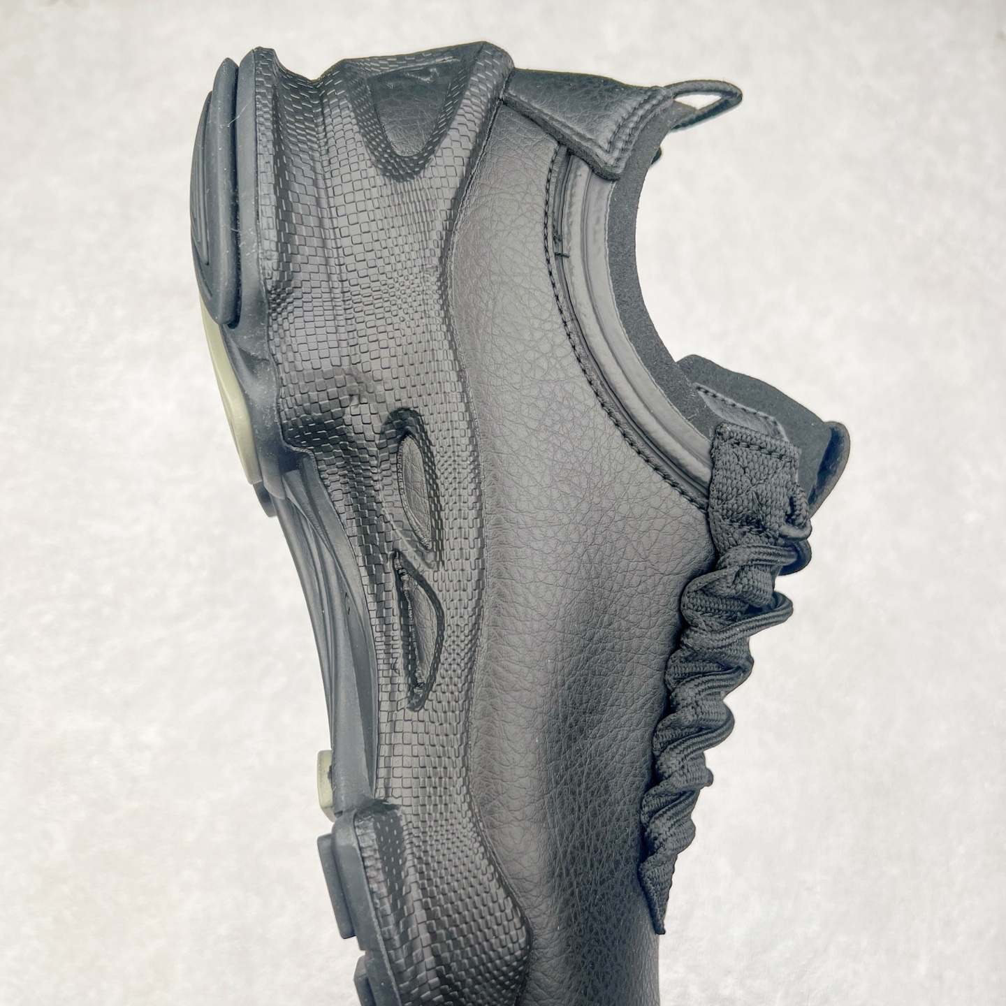 图片[6]-ECCO爱步男士15周年 运动休闲鞋 轻便缓震跑步鞋 健步BIOMC 市面最高版本 甄选优质皮面搭配纺织衬里，脚感柔软舒适，透气不闷脚 鞋舌及鞋垫上的周年LOGO设计 纪念属于BIOM的15载生机之旅 自然律动科技，符合人体工学鞋楦，贴近足部天然形态 直接注塑工艺连接鞋面与鞋底，一体成型，合脚稳固 橡胶外底适应多种形态，抓地耐磨，稳定支撑 都市探索 步履悠然 尺码：39 40 41 42 43 44 （正常码）-选品中心