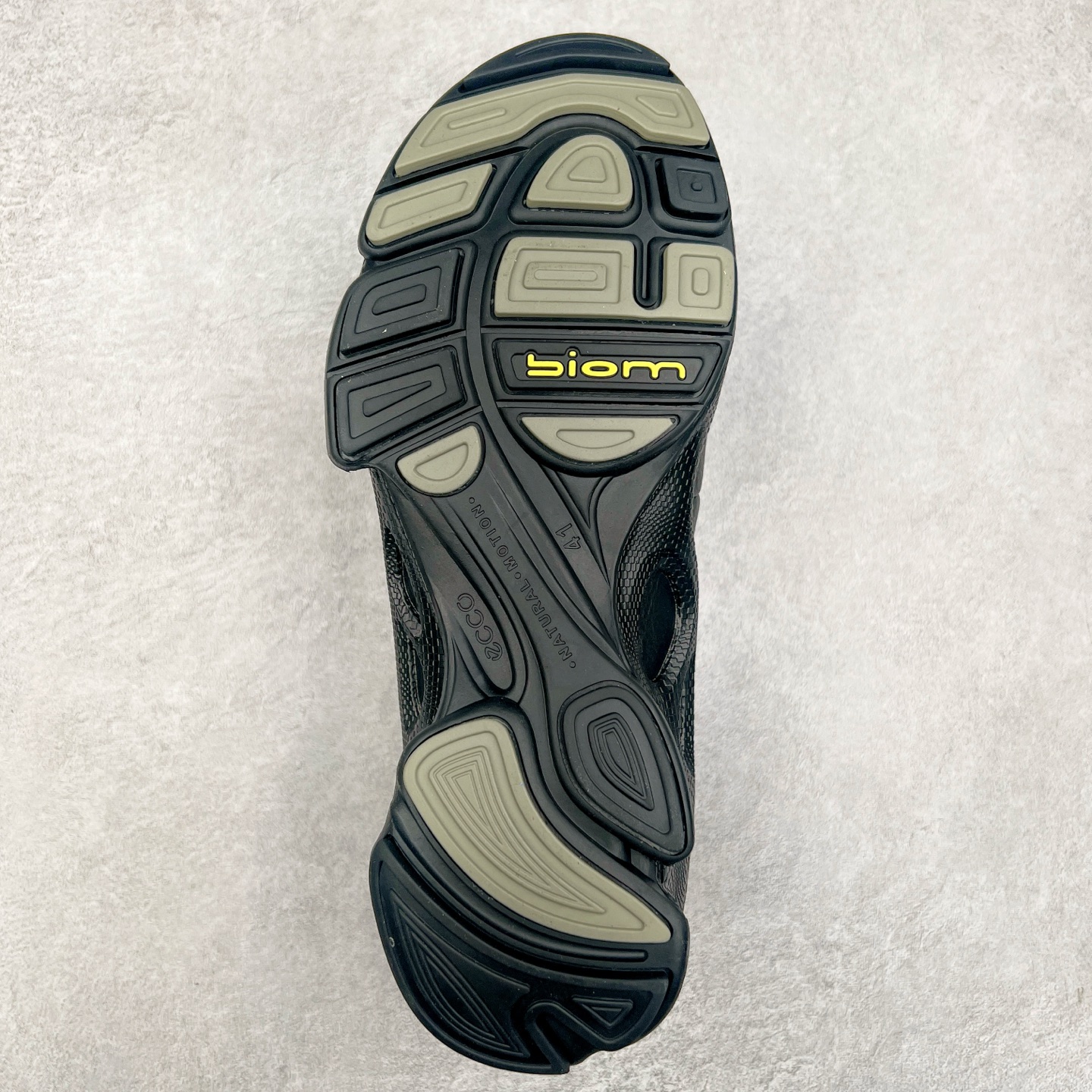 图片[9]-ECCO爱步男士15周年 运动休闲鞋 轻便缓震跑步鞋 健步BIOMC 市面最高版本 甄选优质皮面搭配纺织衬里，脚感柔软舒适，透气不闷脚 鞋舌及鞋垫上的周年LOGO设计 纪念属于BIOM的15载生机之旅 自然律动科技，符合人体工学鞋楦，贴近足部天然形态 直接注塑工艺连接鞋面与鞋底，一体成型，合脚稳固 橡胶外底适应多种形态，抓地耐磨，稳定支撑 都市探索 步履悠然 尺码：39 40 41 42 43 44 （正常码）-选品中心