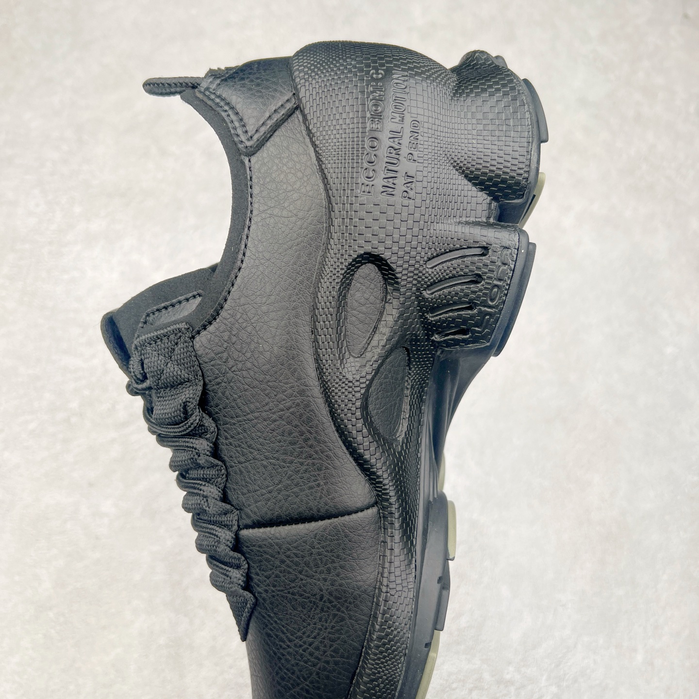 图片[7]-ECCO爱步男士15周年 运动休闲鞋 轻便缓震跑步鞋 健步BIOMC 市面最高版本 甄选优质皮面搭配纺织衬里，脚感柔软舒适，透气不闷脚 鞋舌及鞋垫上的周年LOGO设计 纪念属于BIOM的15载生机之旅 自然律动科技，符合人体工学鞋楦，贴近足部天然形态 直接注塑工艺连接鞋面与鞋底，一体成型，合脚稳固 橡胶外底适应多种形态，抓地耐磨，稳定支撑 都市探索 步履悠然 尺码：39 40 41 42 43 44 （正常码）-选品中心