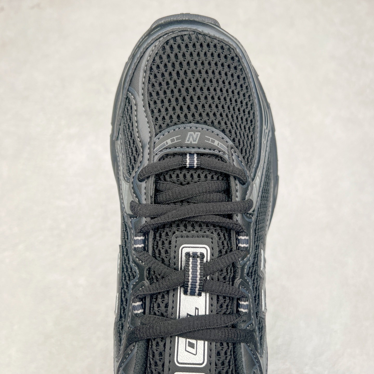 图片[4]-＃DT纯原 New Balance MR740 NB新百伦系列复古老爹风休闲运动慢跑鞋 采用轻质牛剖革拼接透气网眼衬垫织物鞋面材质 T-Beam大底提供足步弓支撑 保持步态稳定#后跟搭载外露缓震胶 鞋身整体以各种深浅不一的灰色覆盖 鞋头以淡蓝色调装饰，网眼衬垫通过不规律的色块实现做旧的美感 泛黄的鞋底更是进一步增添了复古气息 尺码：36 37 37.5 38 38.5 39.5 40 40.5 41.5 42 42.5 43 44 44.5 45-选品中心