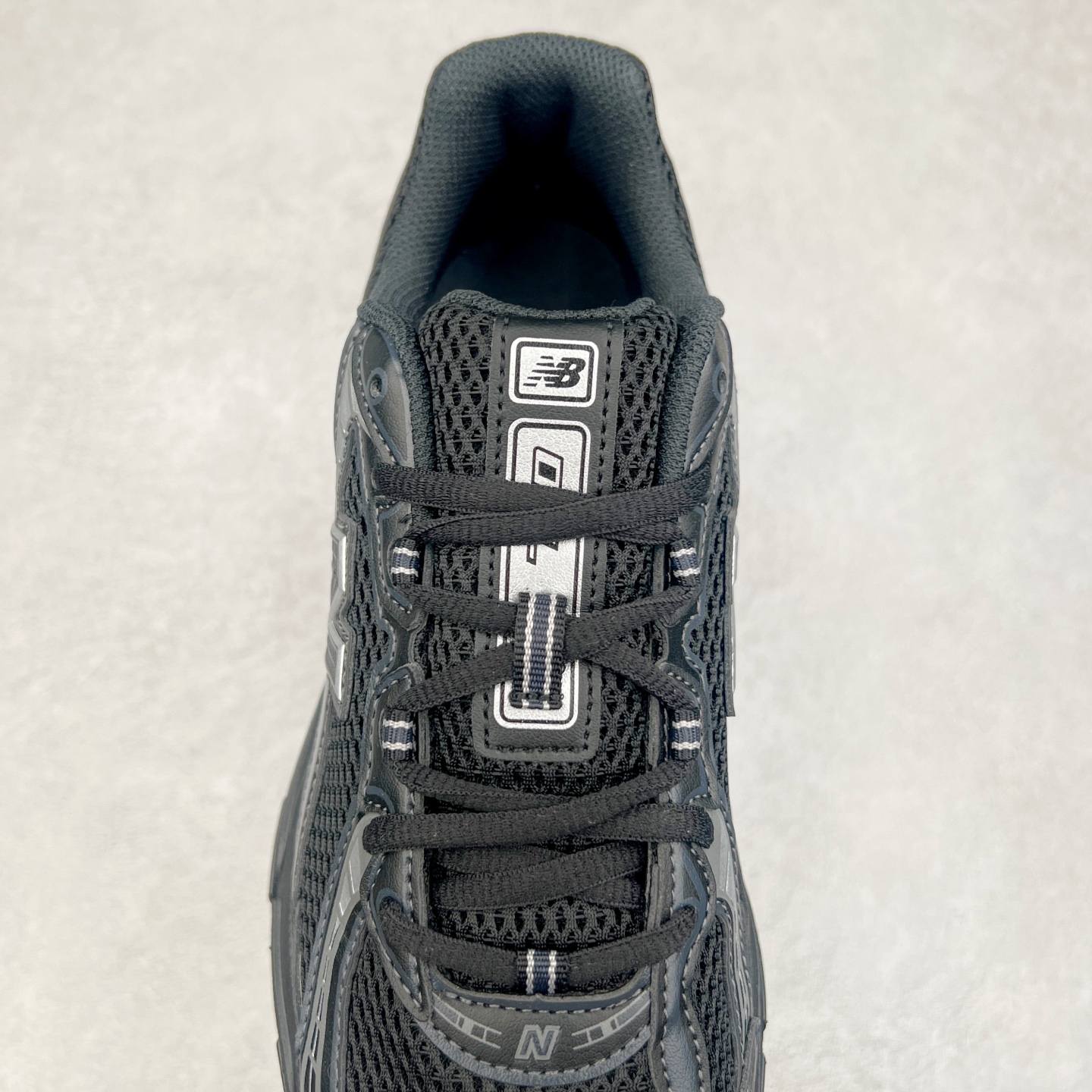 图片[5]-＃DT纯原 New Balance MR740 NB新百伦系列复古老爹风休闲运动慢跑鞋 采用轻质牛剖革拼接透气网眼衬垫织物鞋面材质 T-Beam大底提供足步弓支撑 保持步态稳定#后跟搭载外露缓震胶 鞋身整体以各种深浅不一的灰色覆盖 鞋头以淡蓝色调装饰，网眼衬垫通过不规律的色块实现做旧的美感 泛黄的鞋底更是进一步增添了复古气息 尺码：36 37 37.5 38 38.5 39.5 40 40.5 41.5 42 42.5 43 44 44.5 45-选品中心