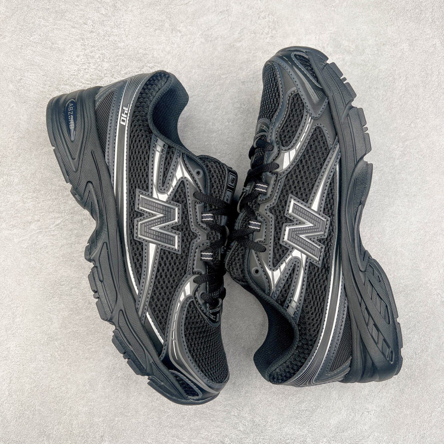 图片[3]-＃DT纯原 New Balance MR740 NB新百伦系列复古老爹风休闲运动慢跑鞋 采用轻质牛剖革拼接透气网眼衬垫织物鞋面材质 T-Beam大底提供足步弓支撑 保持步态稳定#后跟搭载外露缓震胶 鞋身整体以各种深浅不一的灰色覆盖 鞋头以淡蓝色调装饰，网眼衬垫通过不规律的色块实现做旧的美感 泛黄的鞋底更是进一步增添了复古气息 尺码：36 37 37.5 38 38.5 39.5 40 40.5 41.5 42 42.5 43 44 44.5 45-选品中心