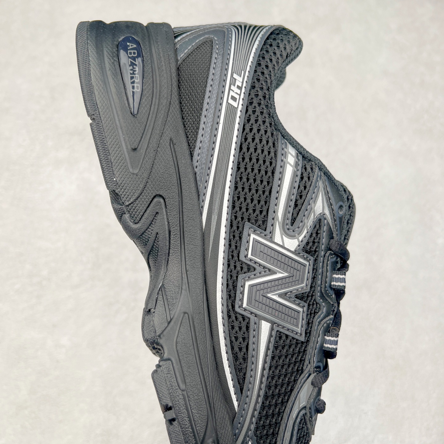图片[6]-＃DT纯原 New Balance MR740 NB新百伦系列复古老爹风休闲运动慢跑鞋 采用轻质牛剖革拼接透气网眼衬垫织物鞋面材质 T-Beam大底提供足步弓支撑 保持步态稳定#后跟搭载外露缓震胶 鞋身整体以各种深浅不一的灰色覆盖 鞋头以淡蓝色调装饰，网眼衬垫通过不规律的色块实现做旧的美感 泛黄的鞋底更是进一步增添了复古气息 尺码：36 37 37.5 38 38.5 39.5 40 40.5 41.5 42 42.5 43 44 44.5 45-选品中心