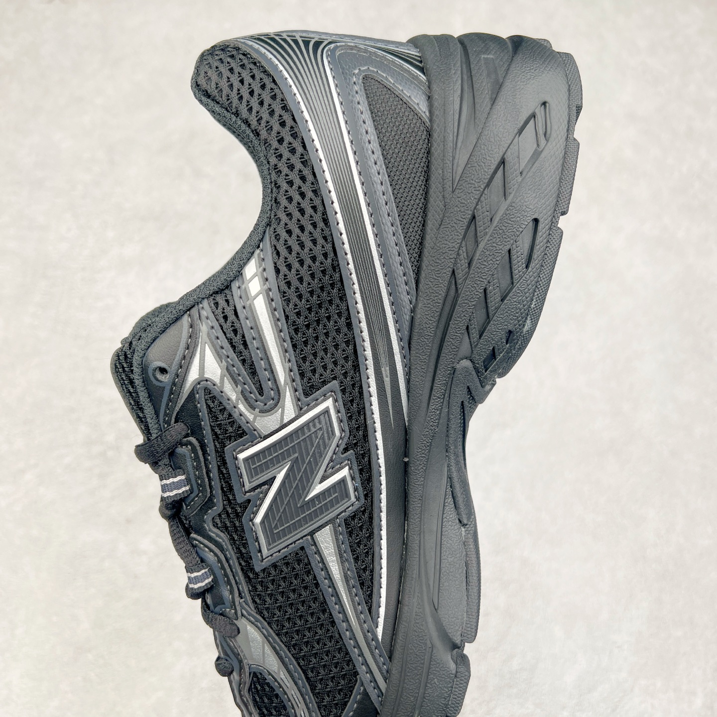 图片[7]-＃DT纯原 New Balance MR740 NB新百伦系列复古老爹风休闲运动慢跑鞋 采用轻质牛剖革拼接透气网眼衬垫织物鞋面材质 T-Beam大底提供足步弓支撑 保持步态稳定#后跟搭载外露缓震胶 鞋身整体以各种深浅不一的灰色覆盖 鞋头以淡蓝色调装饰，网眼衬垫通过不规律的色块实现做旧的美感 泛黄的鞋底更是进一步增添了复古气息 尺码：36 37 37.5 38 38.5 39.5 40 40.5 41.5 42 42.5 43 44 44.5 45-选品中心