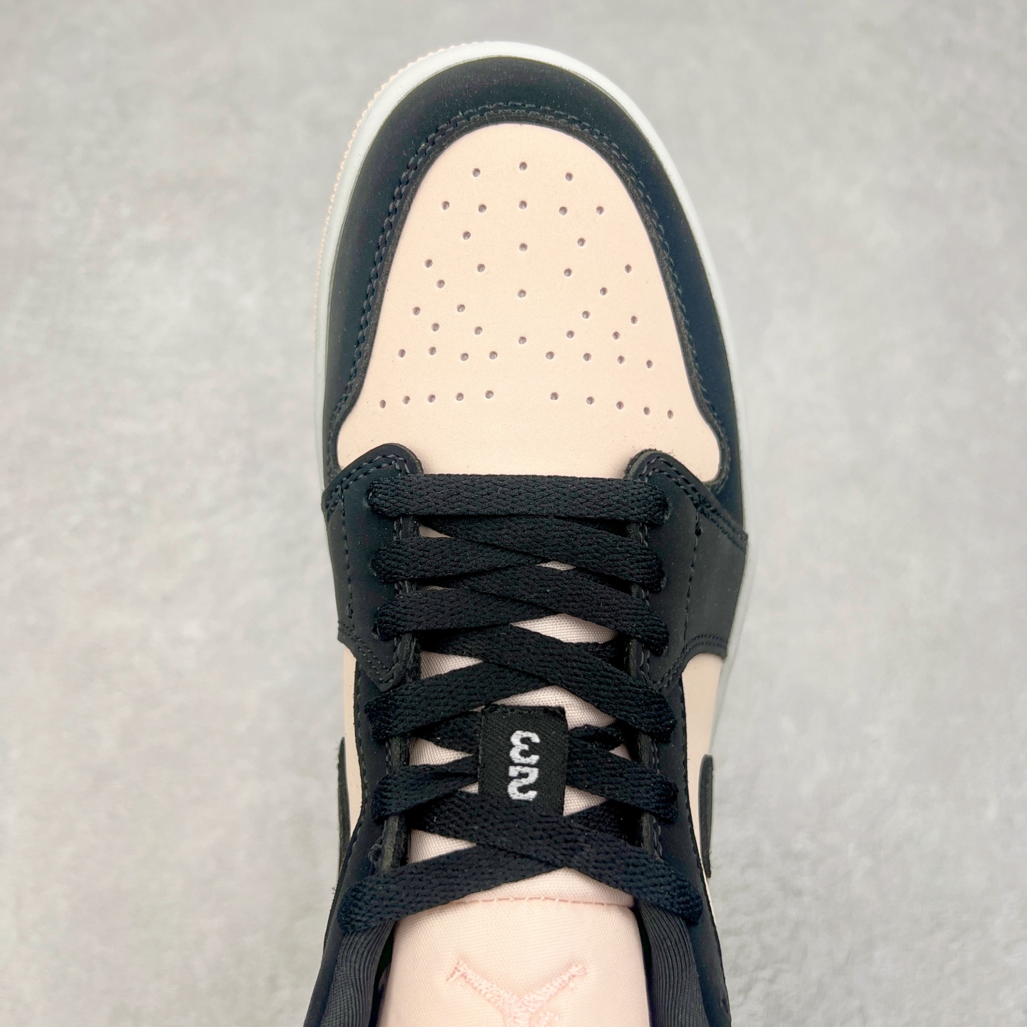 图片[4]-＃福利特价 Air Jordan AJ1 Low 低帮系列 百分百全新货品 零氧化发霉 给足利润空间操作 超乎所想的高性价比 原装楦头纸板开发 完美鞋型 超高清洁度 鞋型不臃肿别扭 原厂内置全掌气垫 A模大底 鞋舌AJ原厂专用牛津布 AJ专用反口珍珠布 原厂无杂质高弹内里海棉 特殊封边弹力鞋带 原鞋开模 拒绝公底 购置公司同步原材料 都有细节原汁原味 忠于原版 尺码：36 36.5 37.5 38 38.5 39 40 40.5 41 42 42.5 43 44 44.5 45 46-选品中心