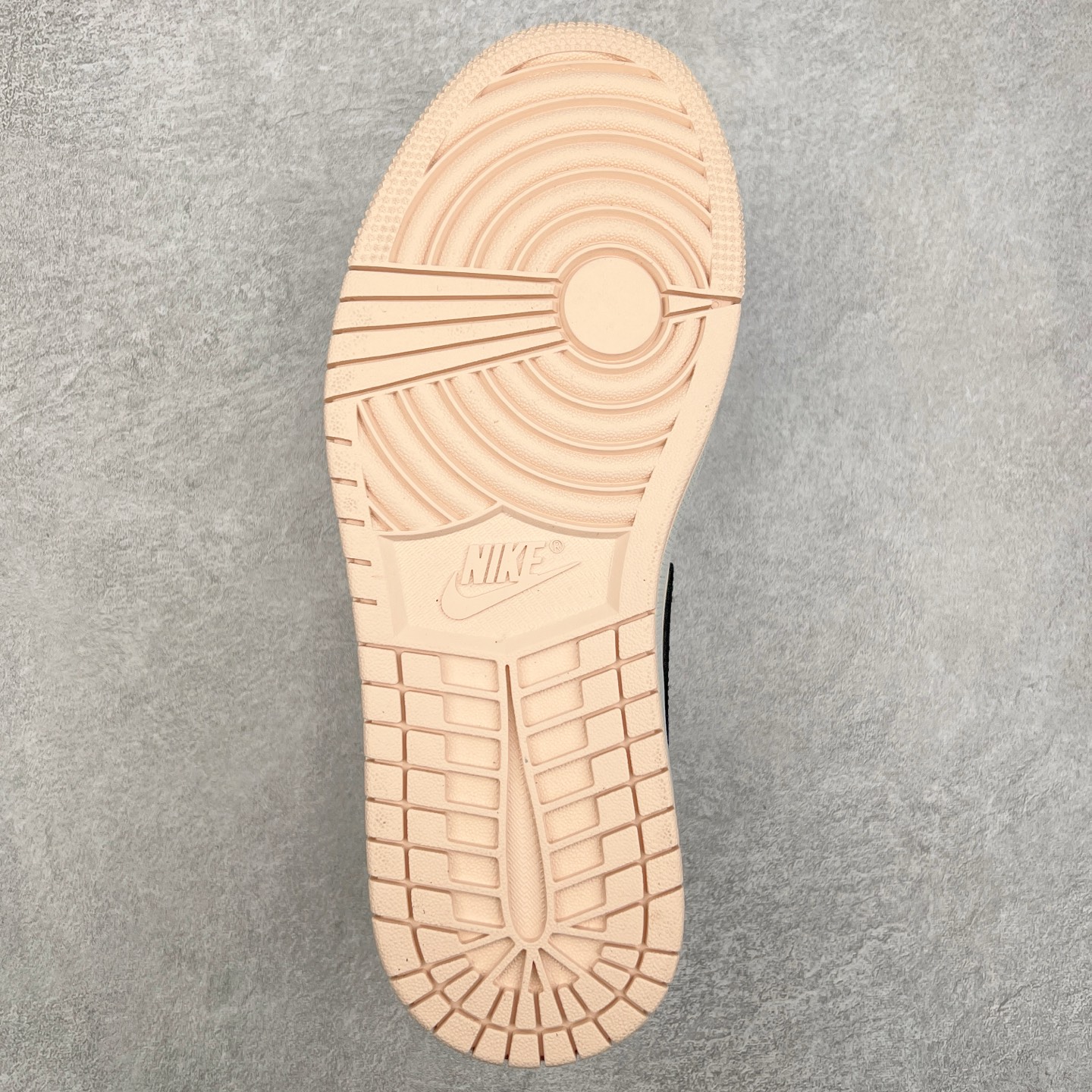 图片[9]-＃福利特价 Air Jordan AJ1 Low 低帮系列 百分百全新货品 零氧化发霉 给足利润空间操作 超乎所想的高性价比 原装楦头纸板开发 完美鞋型 超高清洁度 鞋型不臃肿别扭 原厂内置全掌气垫 A模大底 鞋舌AJ原厂专用牛津布 AJ专用反口珍珠布 原厂无杂质高弹内里海棉 特殊封边弹力鞋带 原鞋开模 拒绝公底 购置公司同步原材料 都有细节原汁原味 忠于原版 尺码：36 36.5 37.5 38 38.5 39 40 40.5 41 42 42.5 43 44 44.5 45 46-选品中心