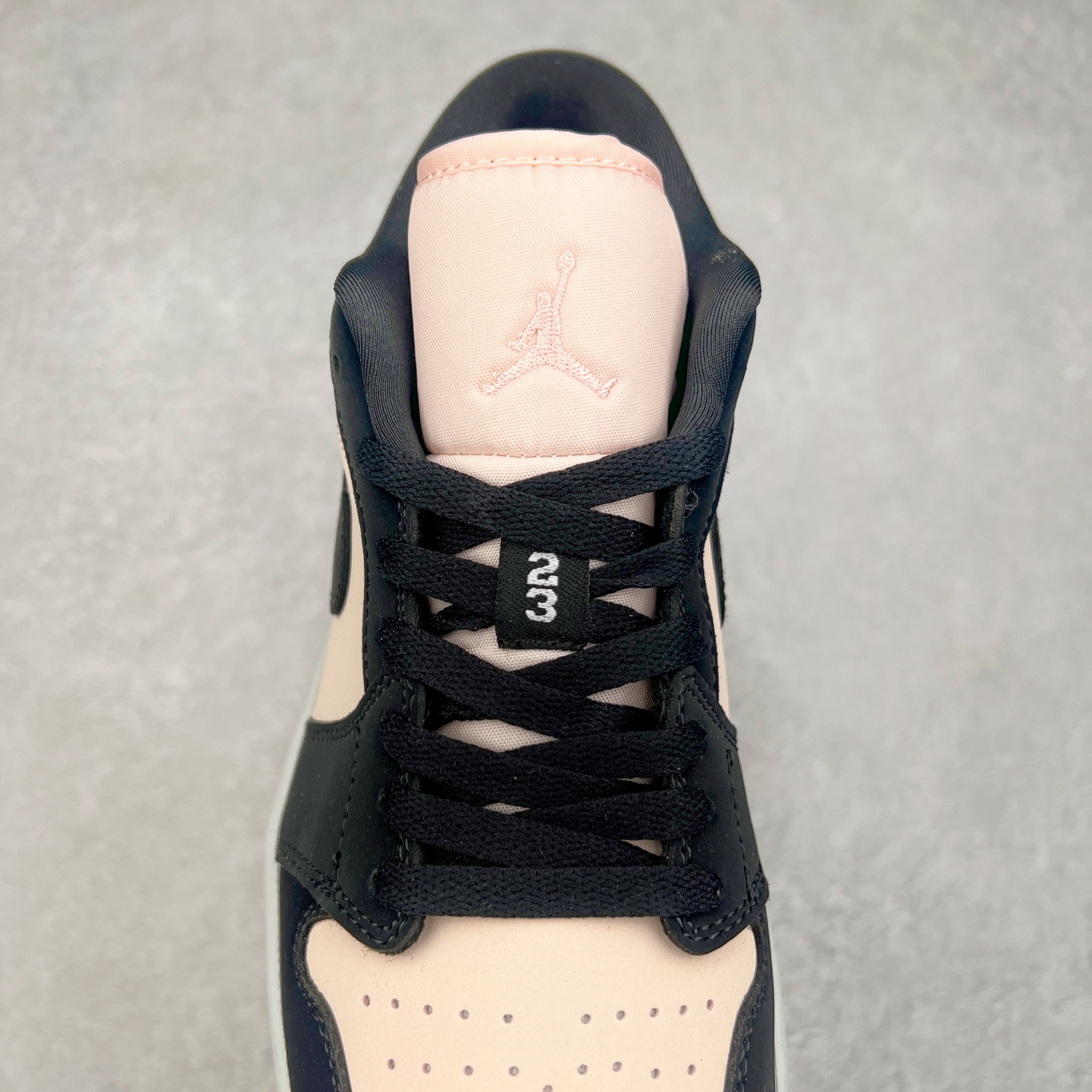 图片[5]-＃福利特价 Air Jordan AJ1 Low 低帮系列 百分百全新货品 零氧化发霉 给足利润空间操作 超乎所想的高性价比 原装楦头纸板开发 完美鞋型 超高清洁度 鞋型不臃肿别扭 原厂内置全掌气垫 A模大底 鞋舌AJ原厂专用牛津布 AJ专用反口珍珠布 原厂无杂质高弹内里海棉 特殊封边弹力鞋带 原鞋开模 拒绝公底 购置公司同步原材料 都有细节原汁原味 忠于原版 尺码：36 36.5 37.5 38 38.5 39 40 40.5 41 42 42.5 43 44 44.5 45 46-选品中心