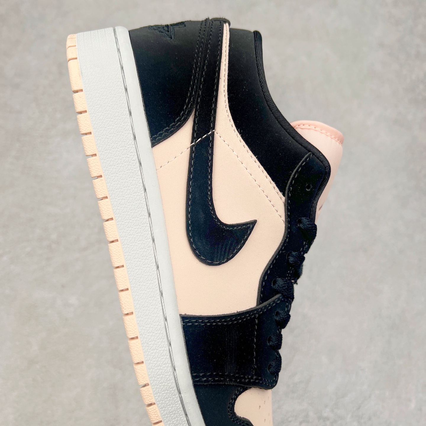 图片[6]-＃福利特价 Air Jordan AJ1 Low 低帮系列 百分百全新货品 零氧化发霉 给足利润空间操作 超乎所想的高性价比 原装楦头纸板开发 完美鞋型 超高清洁度 鞋型不臃肿别扭 原厂内置全掌气垫 A模大底 鞋舌AJ原厂专用牛津布 AJ专用反口珍珠布 原厂无杂质高弹内里海棉 特殊封边弹力鞋带 原鞋开模 拒绝公底 购置公司同步原材料 都有细节原汁原味 忠于原版 尺码：36 36.5 37.5 38 38.5 39 40 40.5 41 42 42.5 43 44 44.5 45 46-选品中心