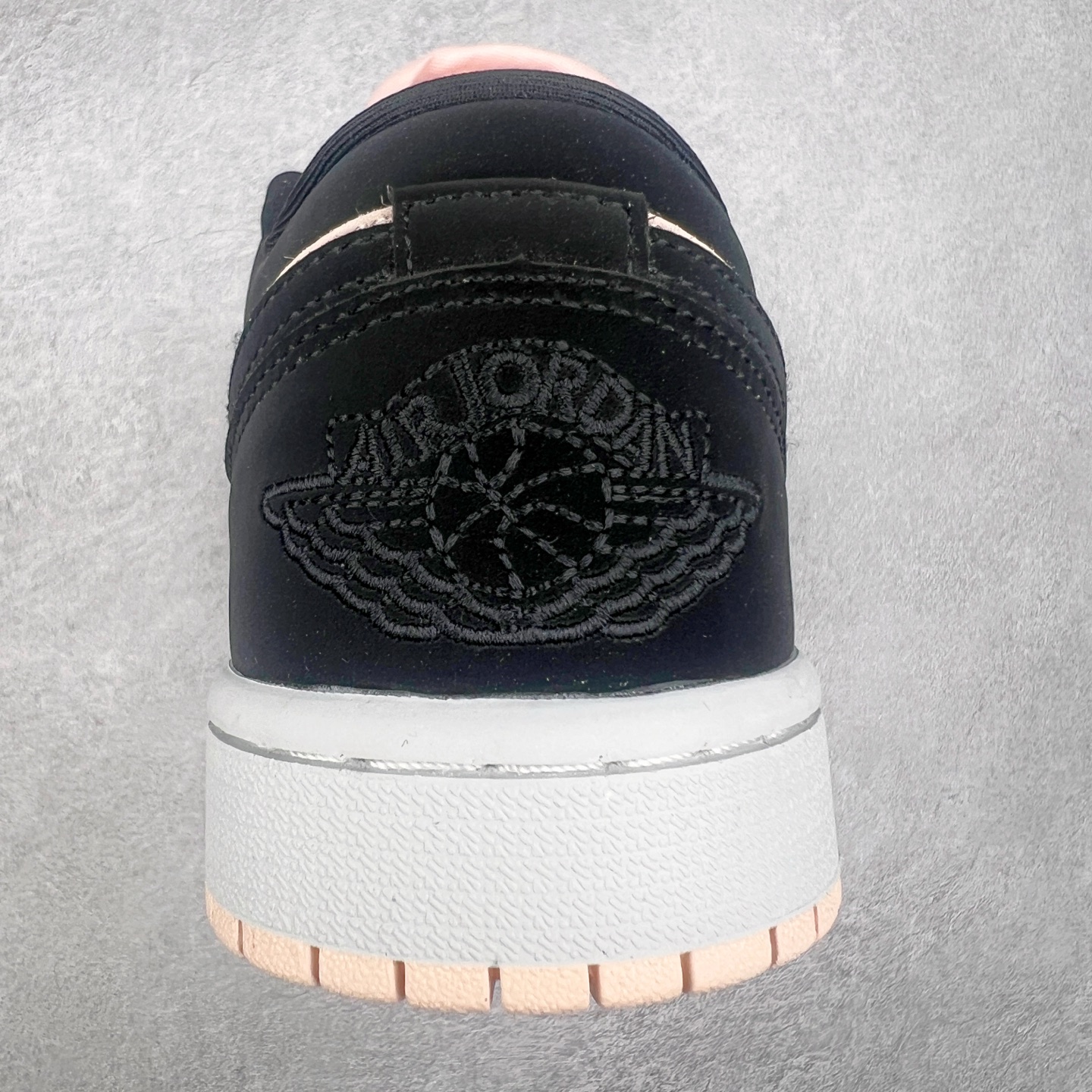 图片[8]-＃福利特价 Air Jordan AJ1 Low 低帮系列 百分百全新货品 零氧化发霉 给足利润空间操作 超乎所想的高性价比 原装楦头纸板开发 完美鞋型 超高清洁度 鞋型不臃肿别扭 原厂内置全掌气垫 A模大底 鞋舌AJ原厂专用牛津布 AJ专用反口珍珠布 原厂无杂质高弹内里海棉 特殊封边弹力鞋带 原鞋开模 拒绝公底 购置公司同步原材料 都有细节原汁原味 忠于原版 尺码：36 36.5 37.5 38 38.5 39 40 40.5 41 42 42.5 43 44 44.5 45 46-选品中心