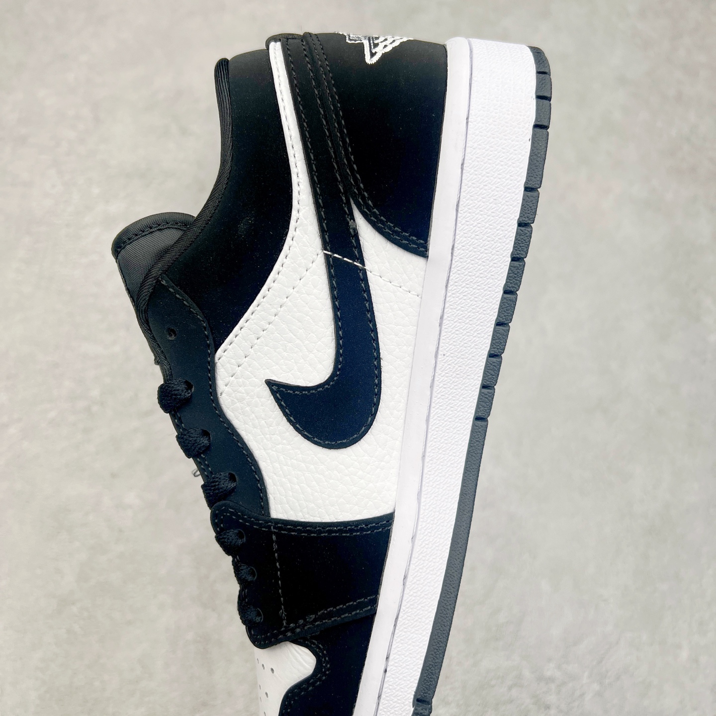 图片[7]-＃福利特价 Air Jordan AJ1 Low 低帮系列 百分百全新货品 零氧化发霉 给足利润空间操作 超乎所想的高性价比 原装楦头纸板开发 完美鞋型 超高清洁度 鞋型不臃肿别扭 原厂内置全掌气垫 A模大底 鞋舌AJ原厂专用牛津布 AJ专用反口珍珠布 原厂无杂质高弹内里海棉 特殊封边弹力鞋带 原鞋开模 拒绝公底 购置公司同步原材料 都有细节原汁原味 忠于原版 尺码：36 36.5 37.5 38 38.5 39 40 40.5 41 42 42.5 43 44 44.5 45 46-选品中心