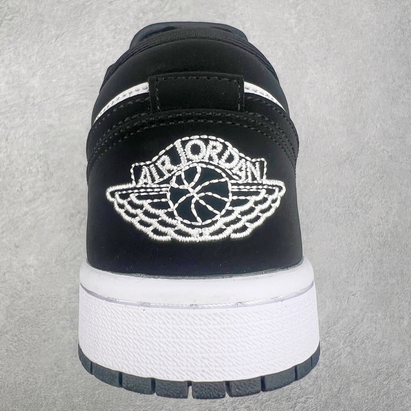 图片[8]-＃福利特价 Air Jordan AJ1 Low 低帮系列 百分百全新货品 零氧化发霉 给足利润空间操作 超乎所想的高性价比 原装楦头纸板开发 完美鞋型 超高清洁度 鞋型不臃肿别扭 原厂内置全掌气垫 A模大底 鞋舌AJ原厂专用牛津布 AJ专用反口珍珠布 原厂无杂质高弹内里海棉 特殊封边弹力鞋带 原鞋开模 拒绝公底 购置公司同步原材料 都有细节原汁原味 忠于原版 尺码：36 36.5 37.5 38 38.5 39 40 40.5 41 42 42.5 43 44 44.5 45 46-选品中心
