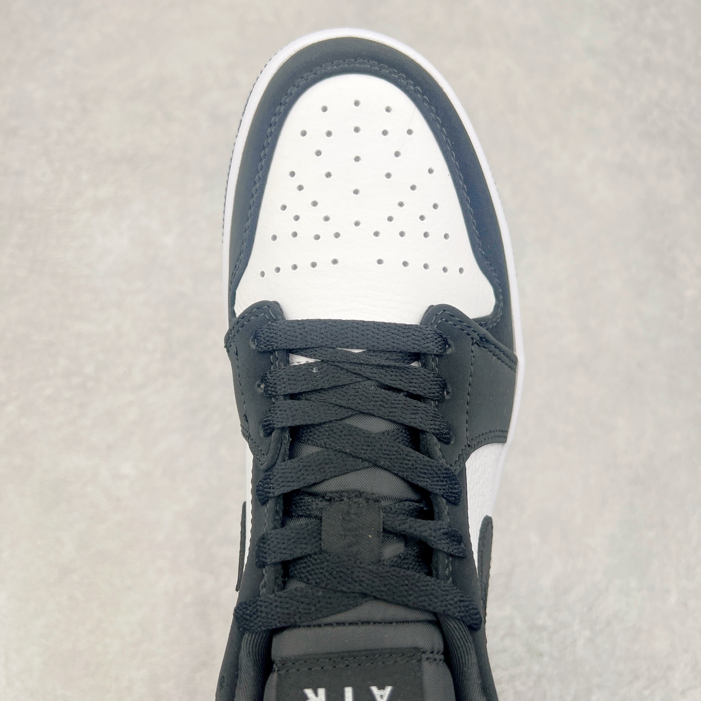 图片[4]-＃福利特价 Air Jordan AJ1 Low 低帮系列 百分百全新货品 零氧化发霉 给足利润空间操作 超乎所想的高性价比 原装楦头纸板开发 完美鞋型 超高清洁度 鞋型不臃肿别扭 原厂内置全掌气垫 A模大底 鞋舌AJ原厂专用牛津布 AJ专用反口珍珠布 原厂无杂质高弹内里海棉 特殊封边弹力鞋带 原鞋开模 拒绝公底 购置公司同步原材料 都有细节原汁原味 忠于原版 尺码：36 36.5 37.5 38 38.5 39 40 40.5 41 42 42.5 43 44 44.5 45 46-选品中心